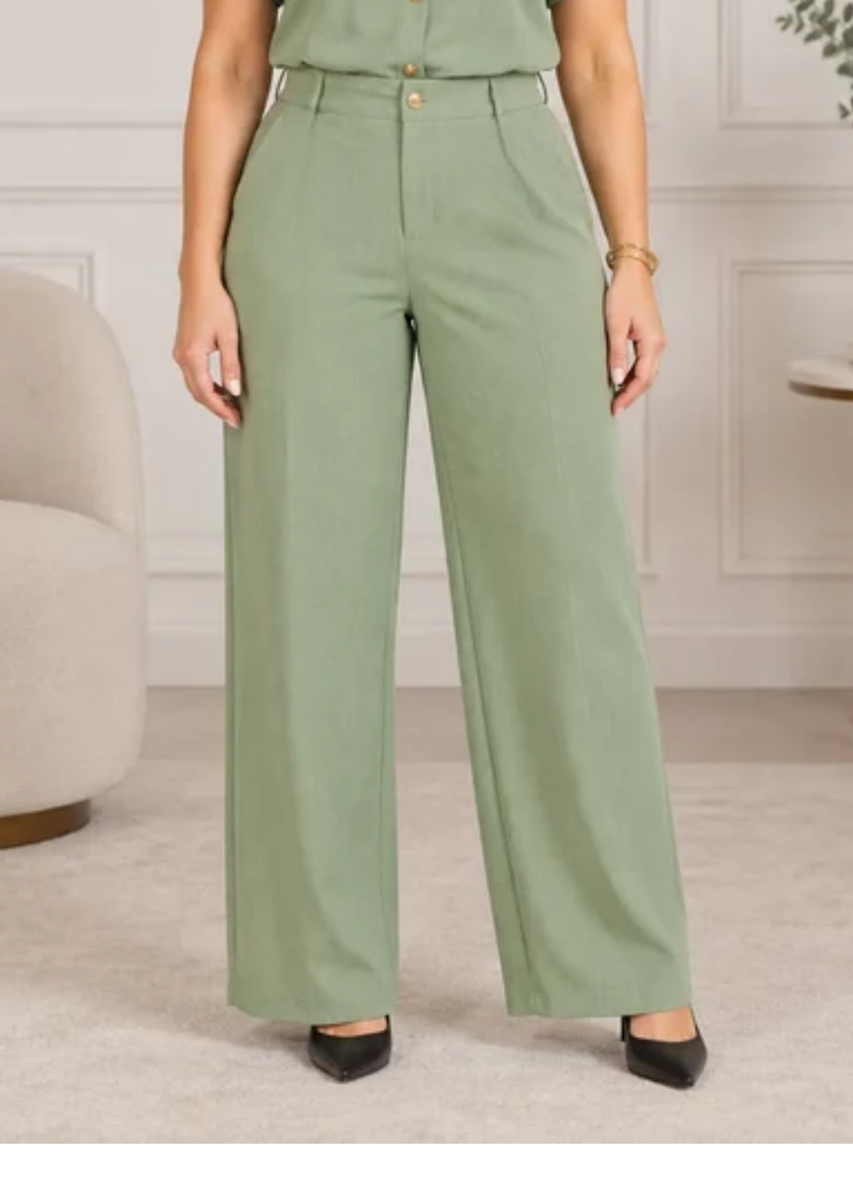 Calça em Crepe Confort com Botão Dourado Penélope Verde