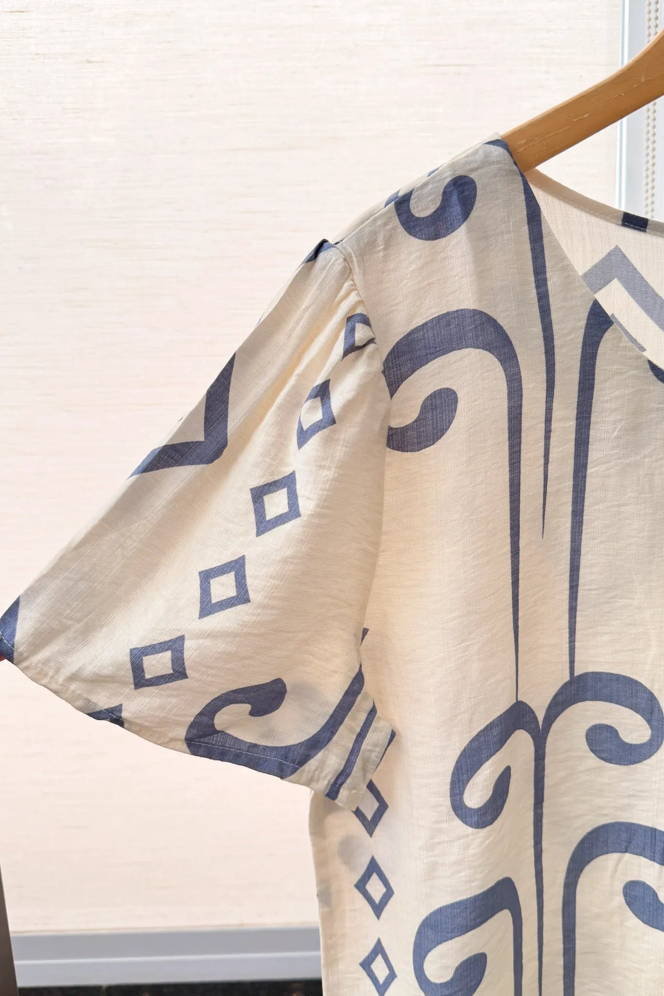 Blusa Manga Curta Detalhe Botão Vânia Estampada Azul