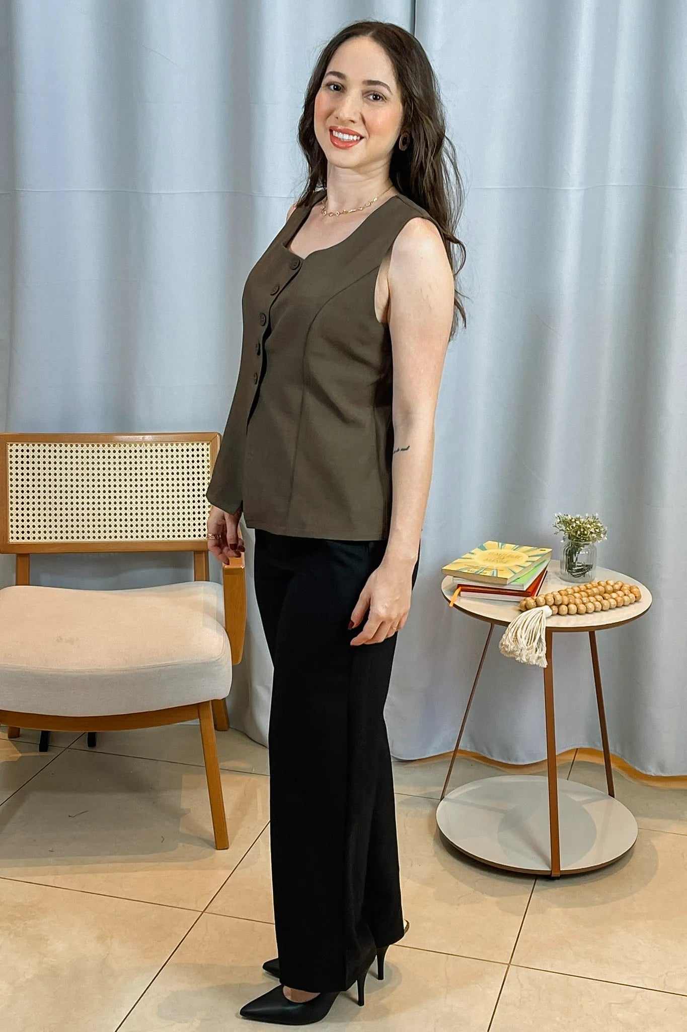 Conjunto: Colete Regata Alfaiataria Detalhe Botão Livia Marrom + Calça Pantalona Detalhe Botões Crepe Alfaiataria Larissa Preta