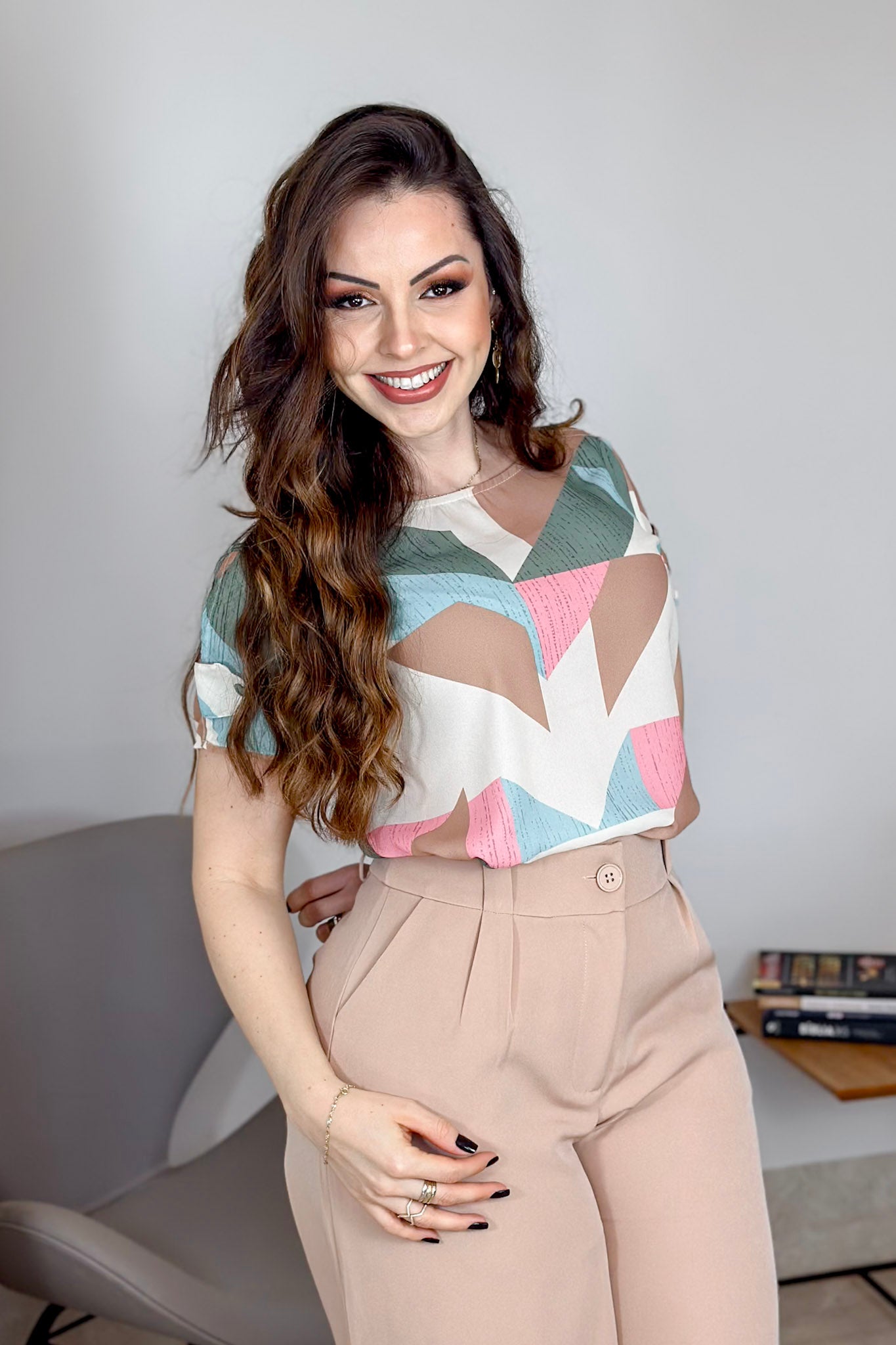 Blusa Manga Curta Estampa Geométrica Giulia Bege