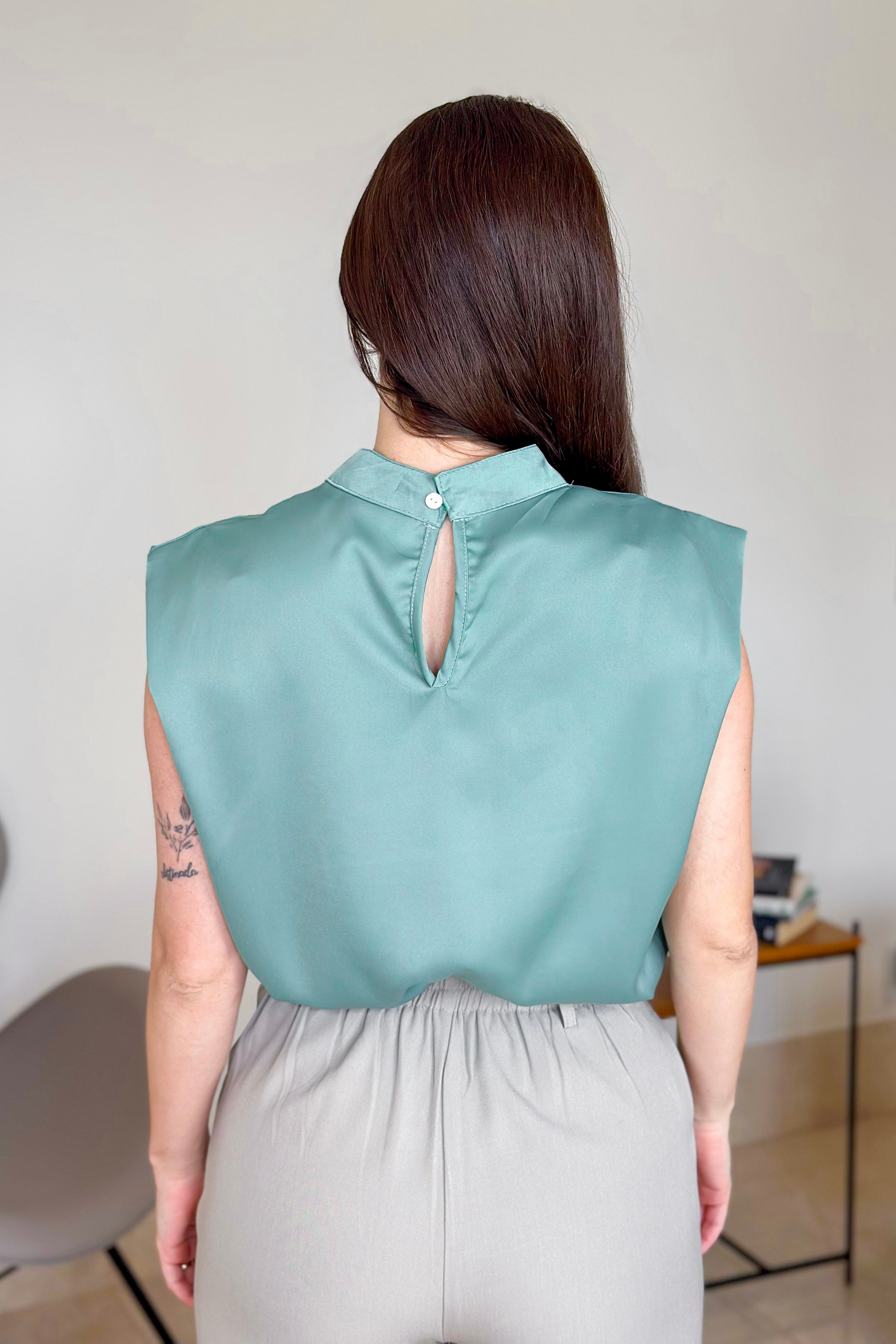 Blusa Regata em Poly Silk Detalhe Pregas Colo Lorrana Verde