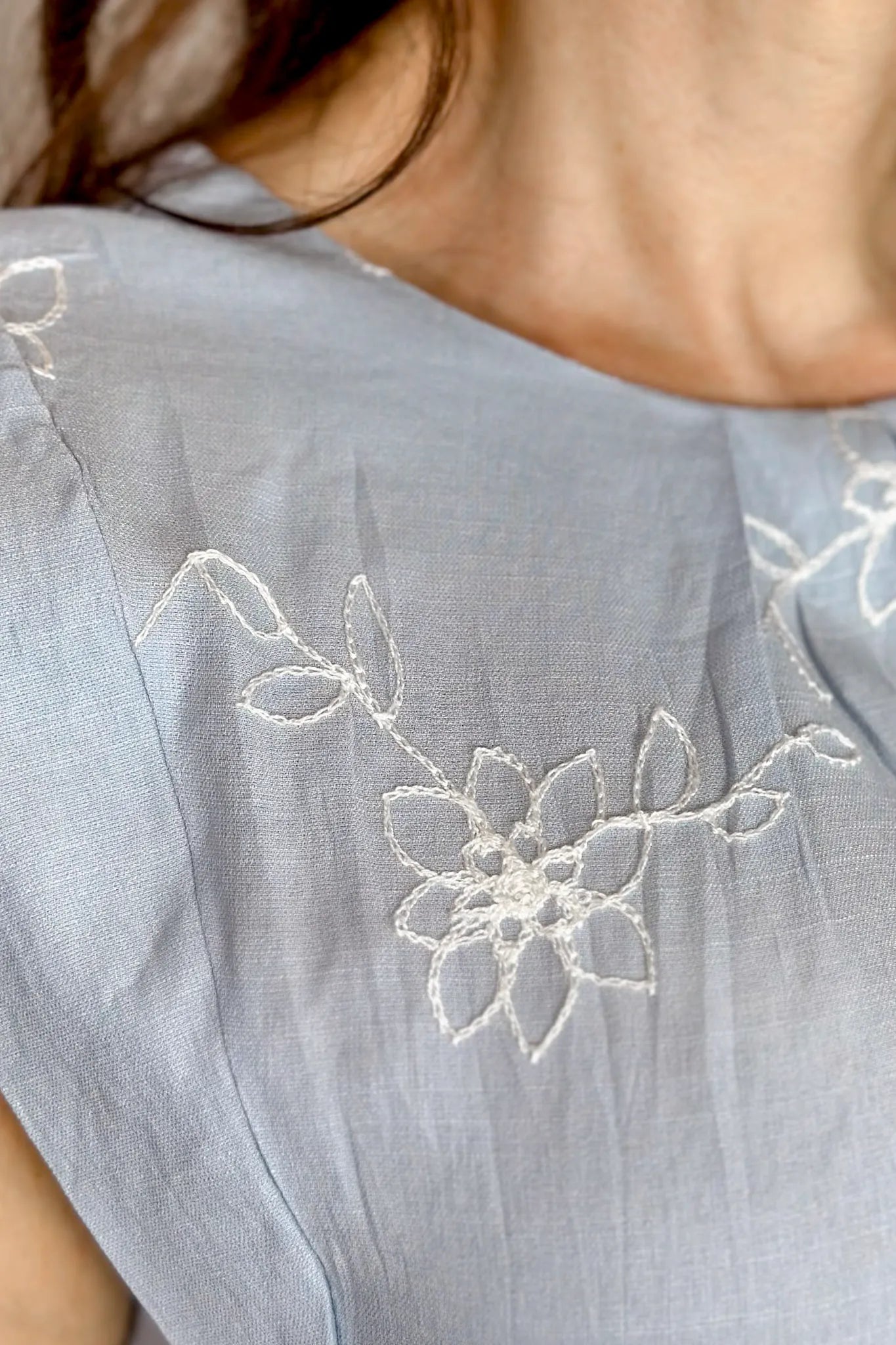 Blusa Regata Visco Delicata Detalhe Bordado Leonor Azul