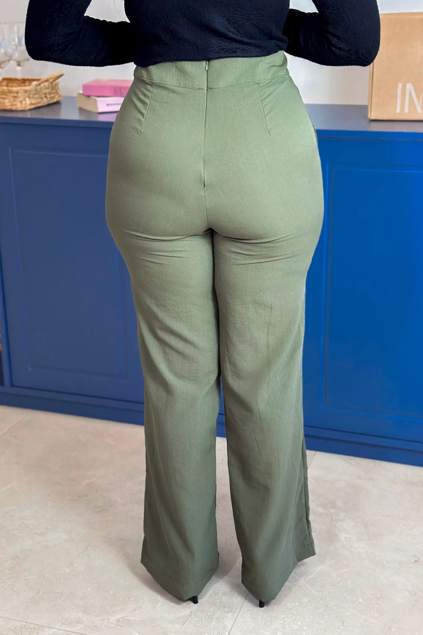 Calça Corte Reto Detalhe Botão Miranda Verde Militar