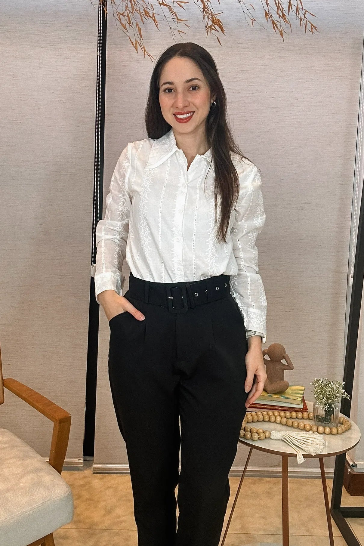 Conjunto: Camisa Manga Longa em Laise Dalila Branca + Calça Cenoura Cinto Encapado Preto