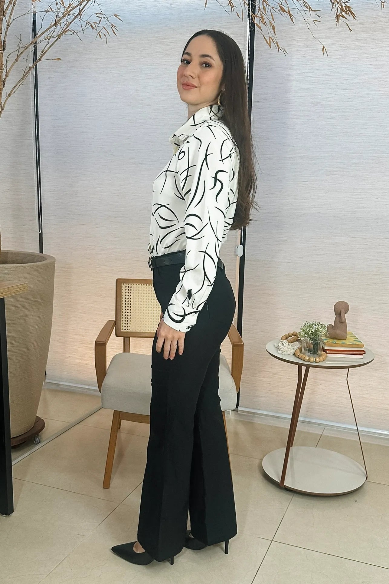 Conjunto: Camisa Manga Longa Crepe Classic Elaine Estampada Branca + Calça Pantalona Em Sarja Letícia Preta