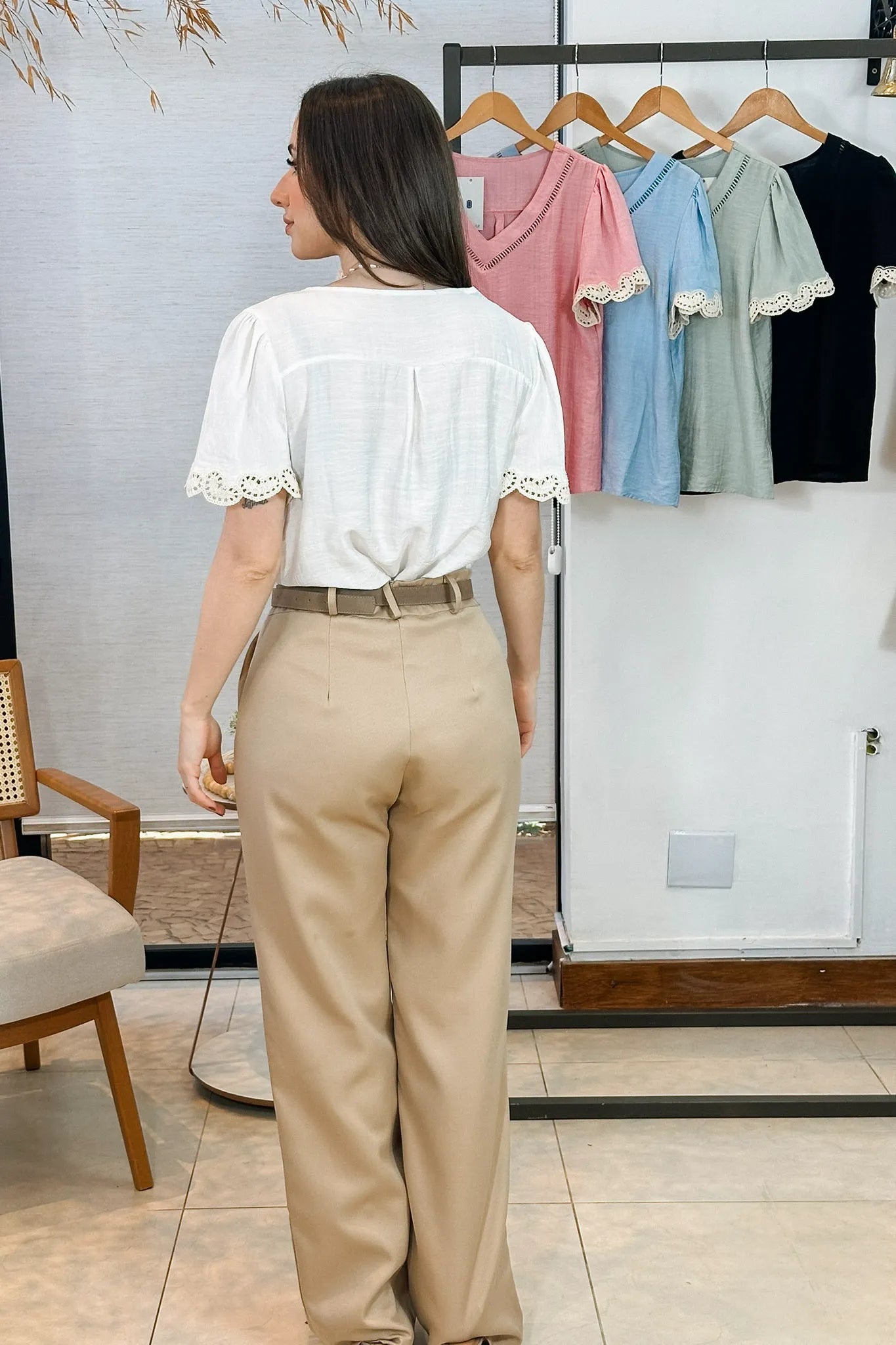 Conjunto: Blusa Manga Curta Detalhe Decote “V” Visco Essenza Elen Branca + Calça Corte Reto Detalhe Cinto Priscila Bege