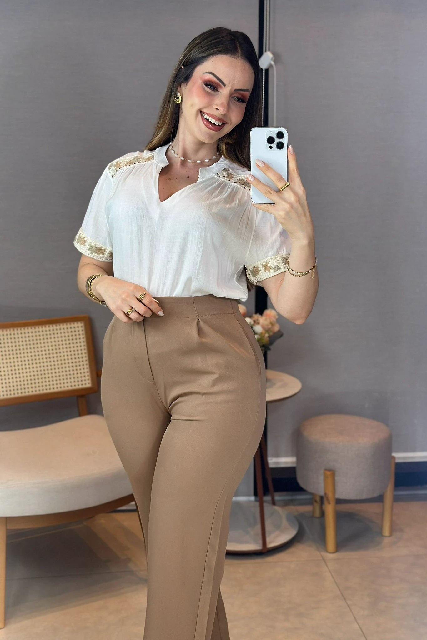 Conjunto: Blusa Manga Curta Decote em "V" Visco Linen com Detalhes Bordados Beatrice Branca + Calça Corte Reto em Alfaiataria com Detalhe em Pregas Selena Marrom Claro