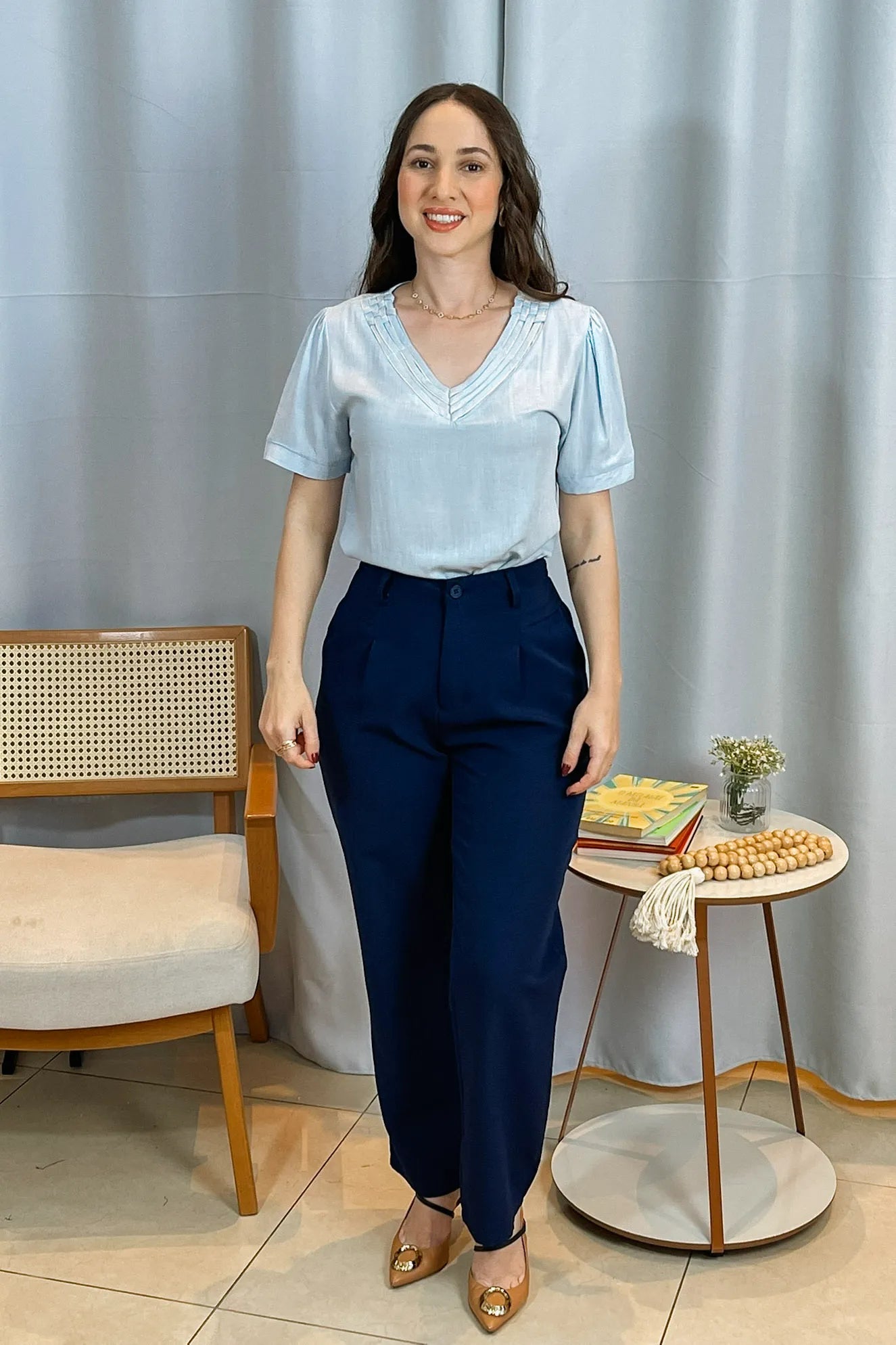 Conjunto: Blusa Manga Curta Detalhe Decote "V" Visco-Linho Marília Azul + Calça Corte Reto Alfaiataria Detalhe Bolso Adriana Esteves Azul Marinho