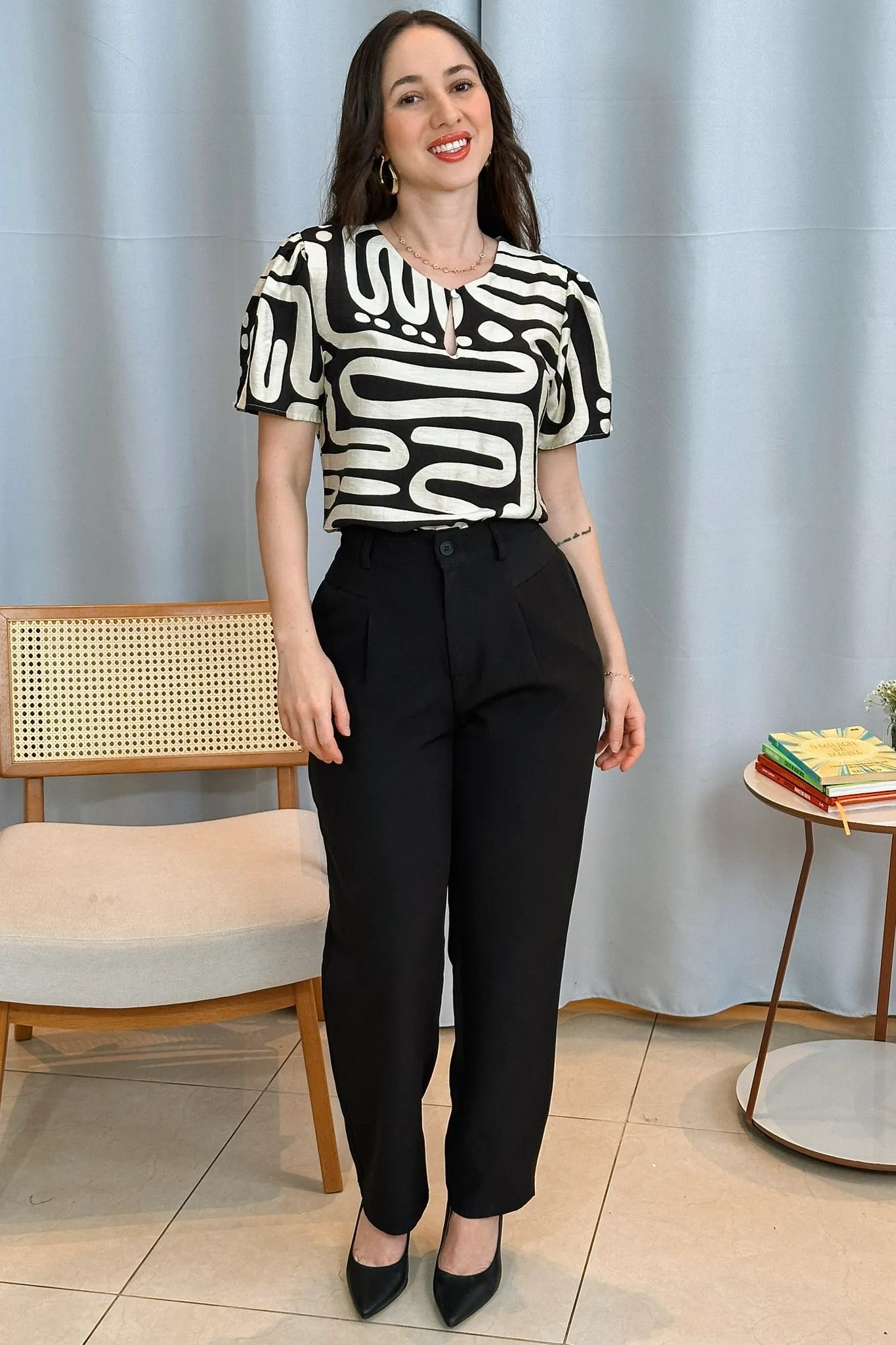 Conjunto: Blusa Manga Curta Detalhe Decote Visco Brise Mel Estampada Preta + Calça Corte Reto Alfaiataria Detalhe Bolso Adriana Esteves Preta