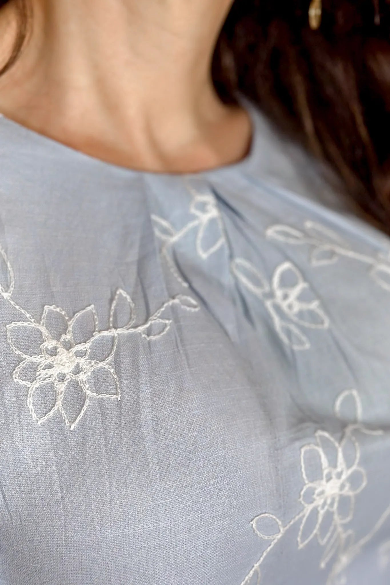 Blusa Regata Visco Delicata Detalhe Bordado Leonor Azul