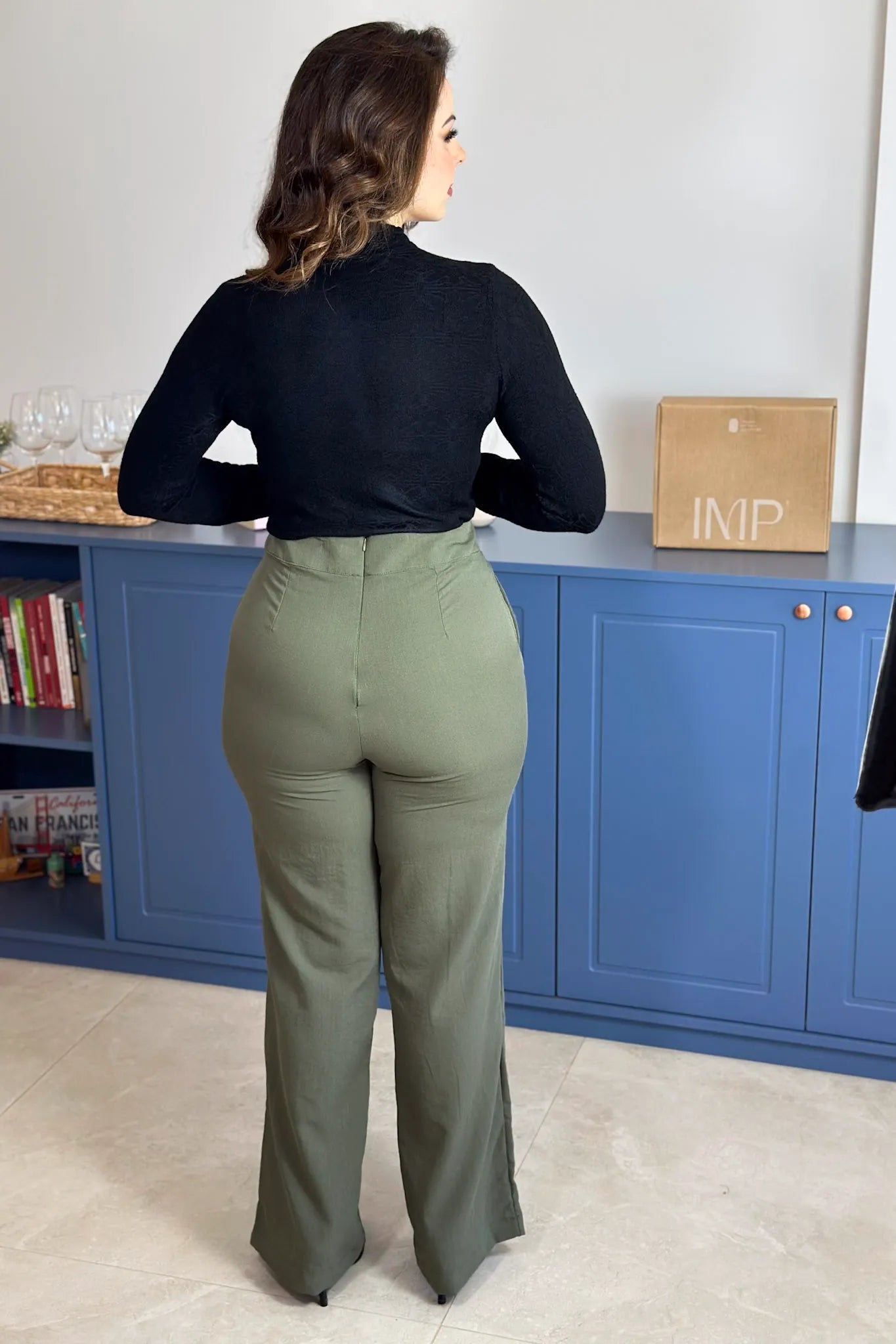 Calça Corte Reto Detalhe Botão Miranda Verde Militar