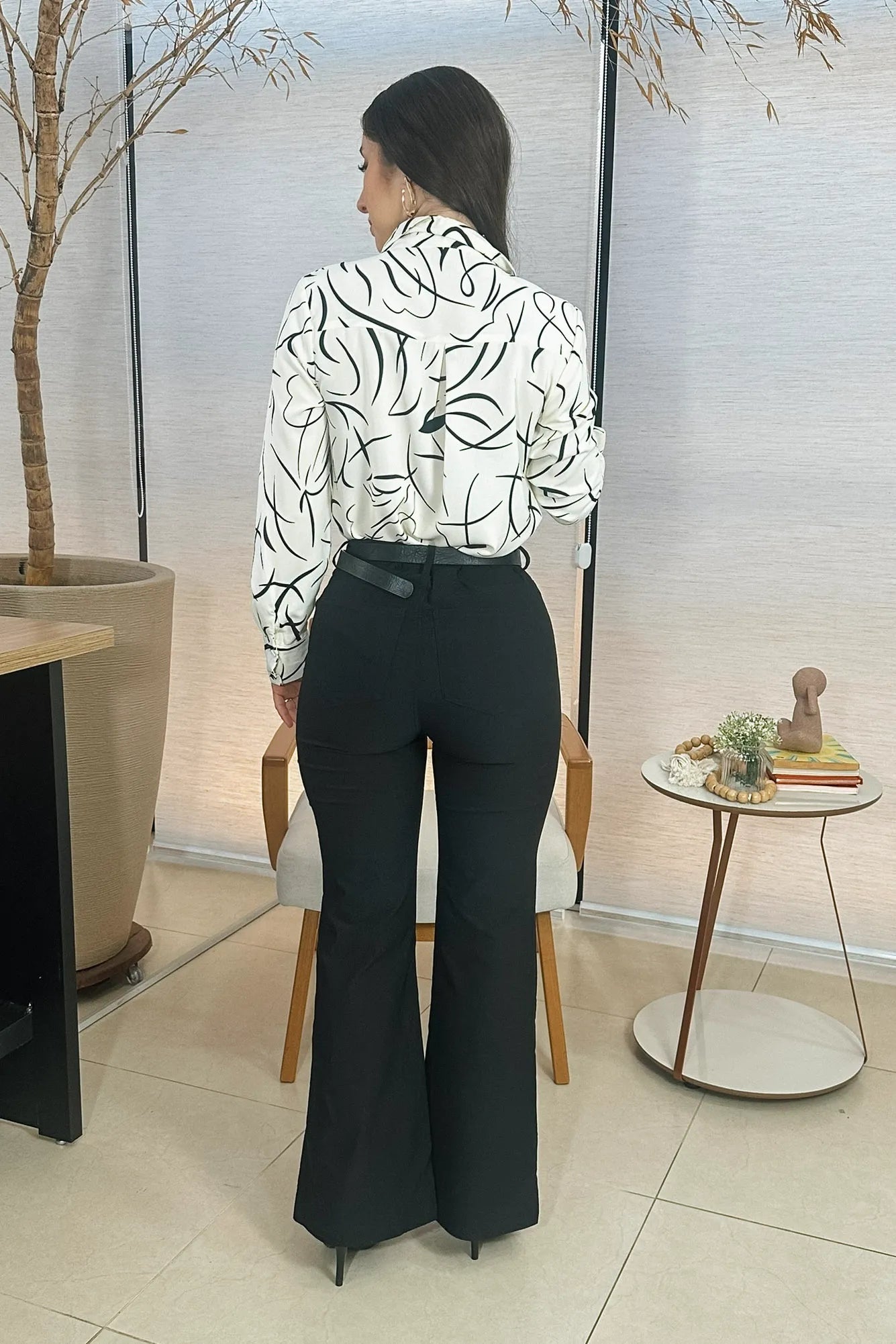 Conjunto: Camisa Manga Longa Crepe Classic Elaine Estampada Branca + Calça Pantalona Em Sarja Letícia Preta