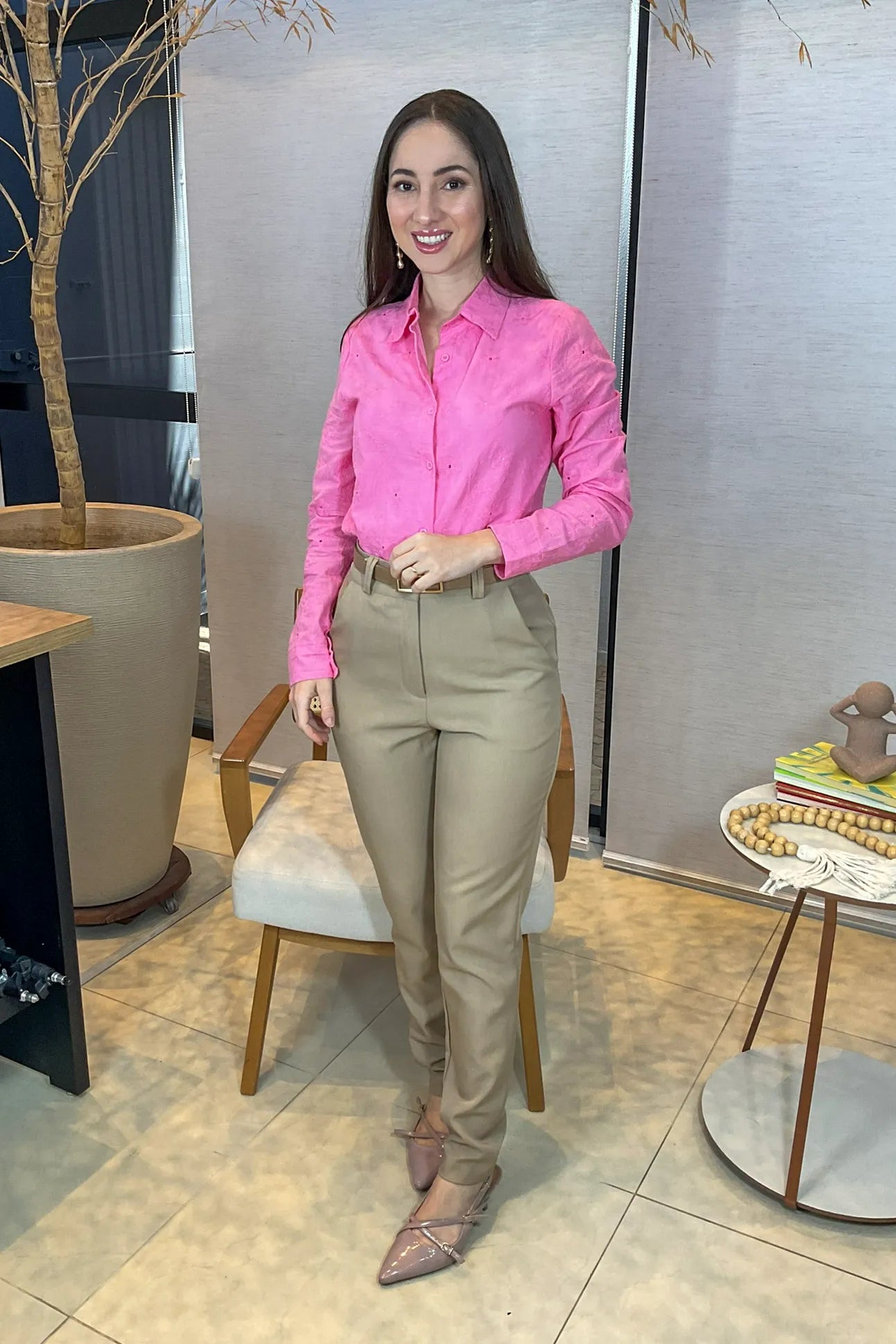 Conjunto: Camisa Em Laise Manga Longa Júlia Rosa + Calça Corte Reto Em Alfaiataria Lisse Alicia Bege