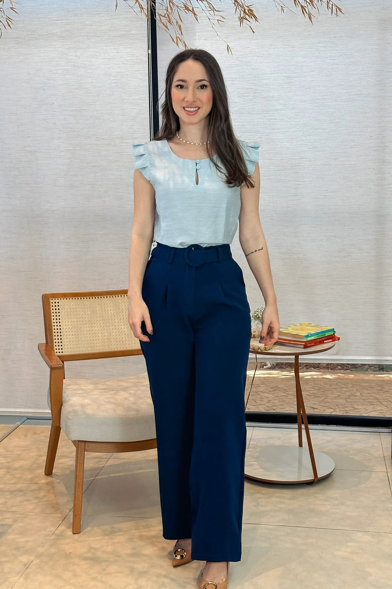 Conjunto: Blusa Babados Manga Detalhe Botão Visco Brise Yara Azul + Calça Corte Reto Detalhe Cinto Priscila Azul Marinho