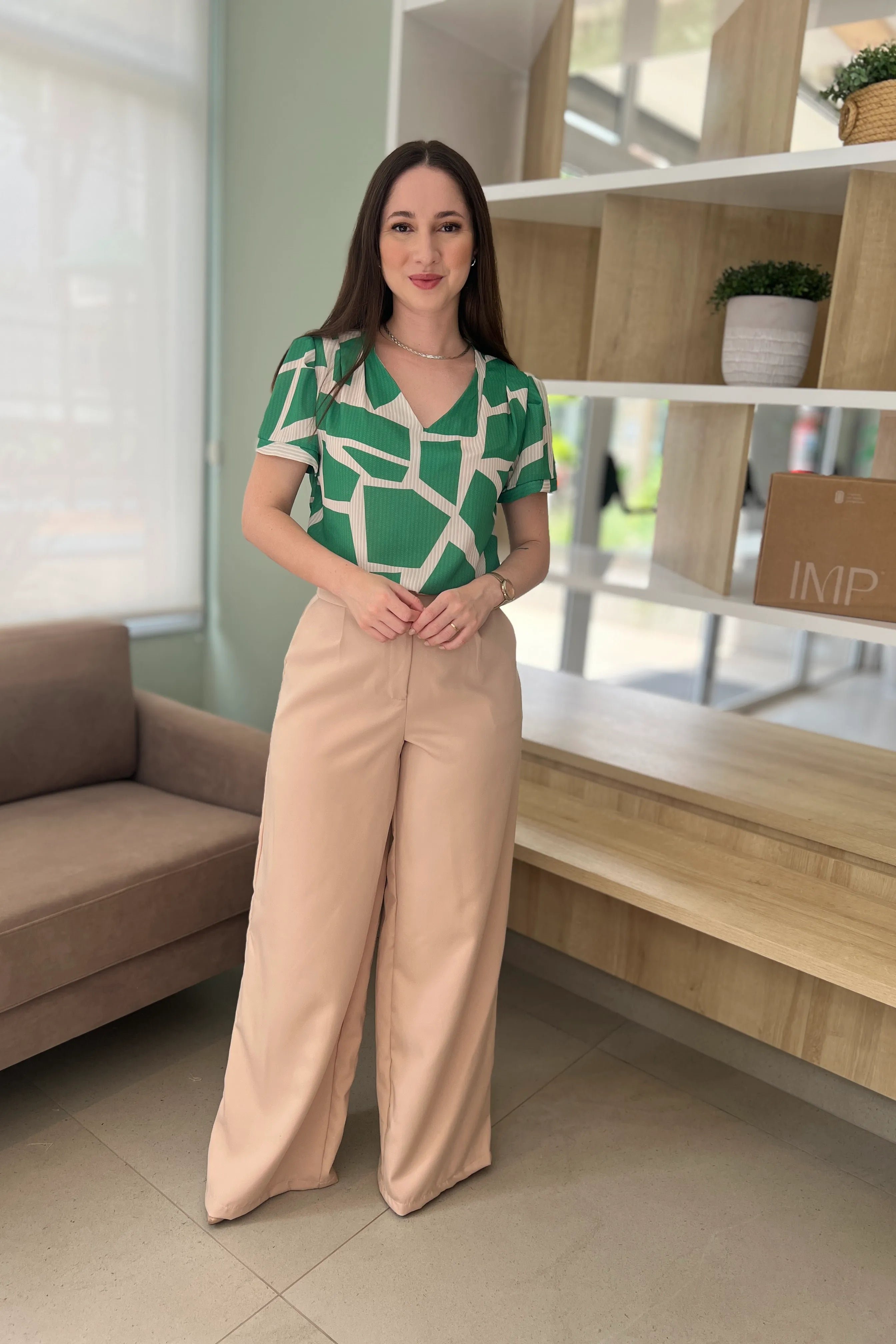 Conjunto: Blusa Manga Curta Decote "V" Paloma Geométrica Verde + Calça Pantalona Alfaiataria Mariane Bege