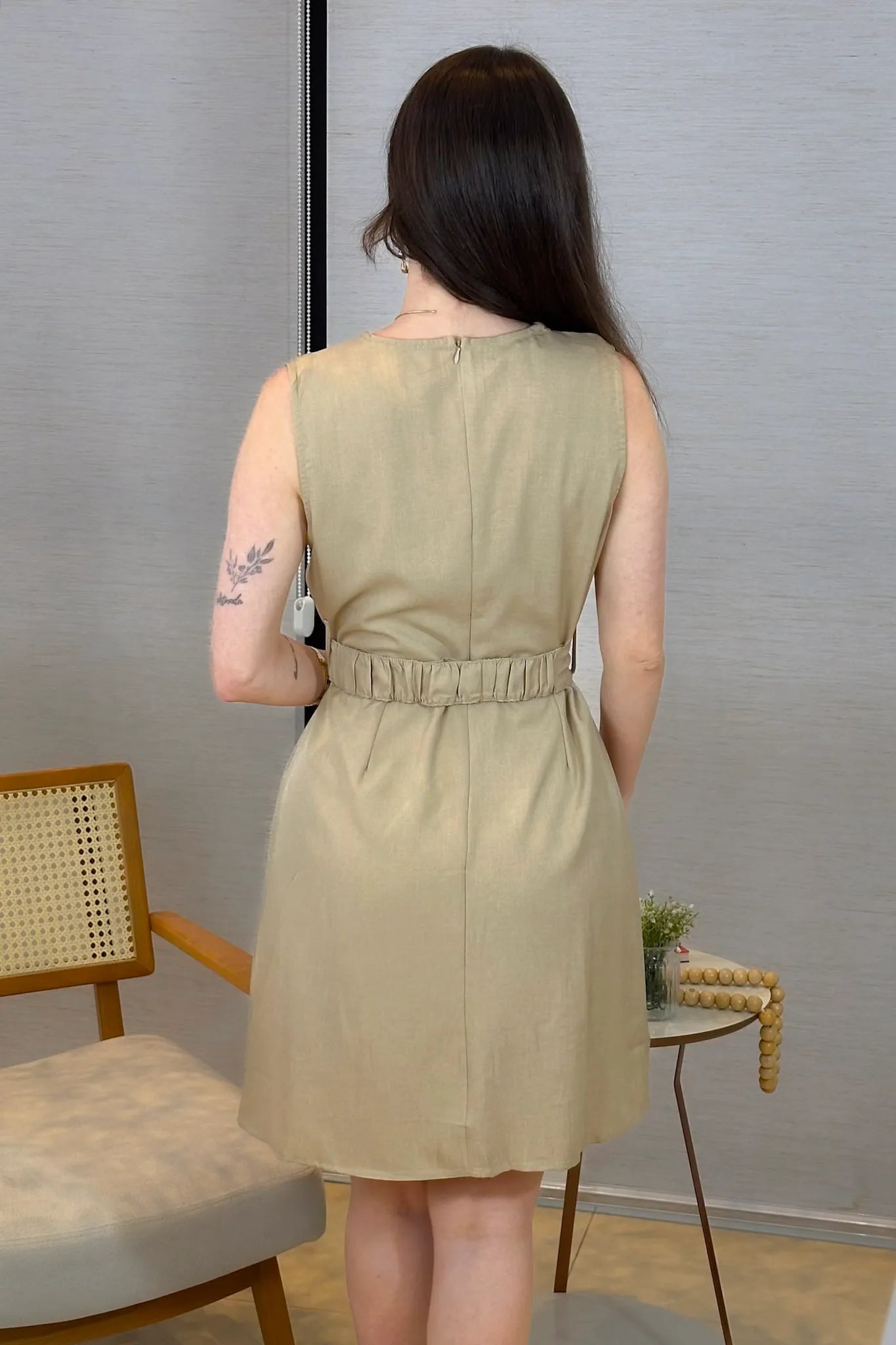 Vestido Decote "V" Regata Detalhe Cinto Soft Elegance Malu Bege