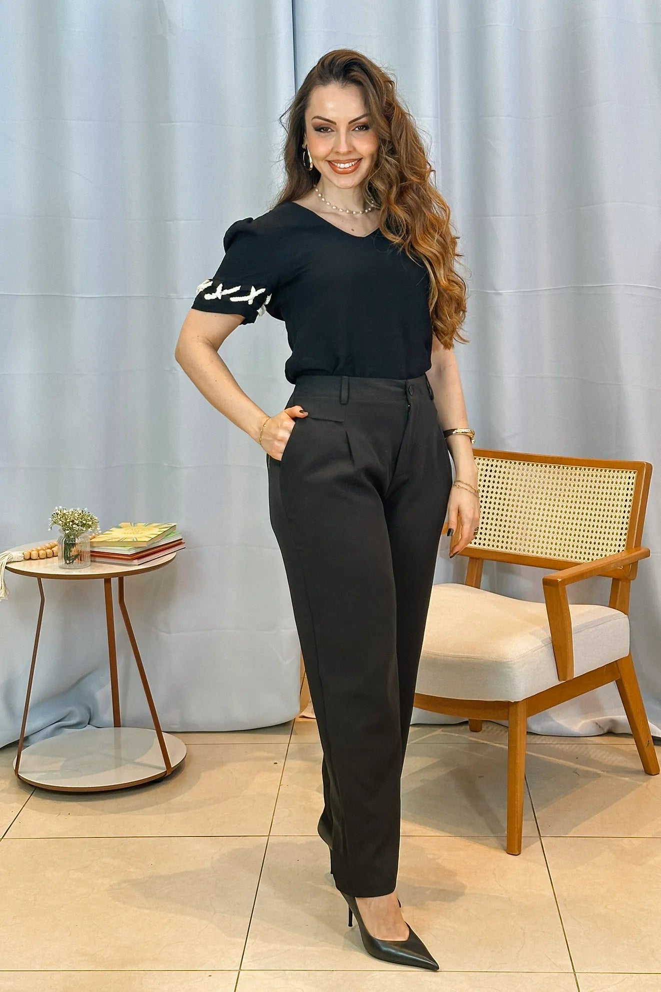 Conjunto: Blusa Manga Curta Detalhe Trançado Visco Nature Dira Paes Preta + Calça Corte Reto Alfaiataria Detalhe Bolso Adriana Esteves Preta