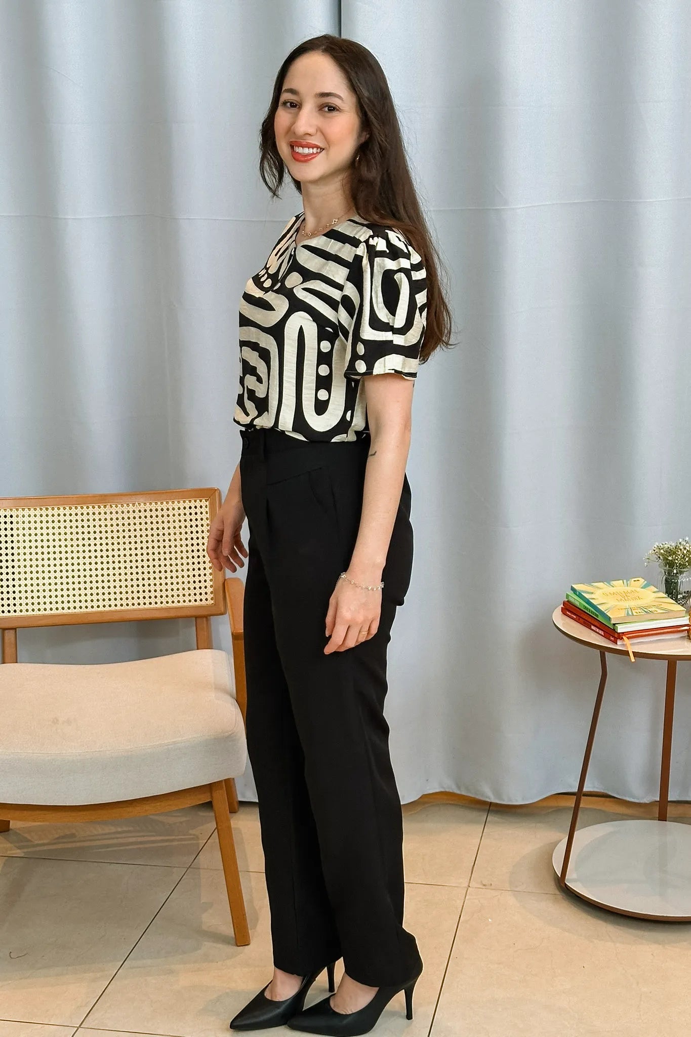 Conjunto: Blusa Manga Curta Detalhe Decote Visco Brise Mel Estampada Preta + Calça Corte Reto Alfaiataria Detalhe Bolso Adriana Esteves Preta