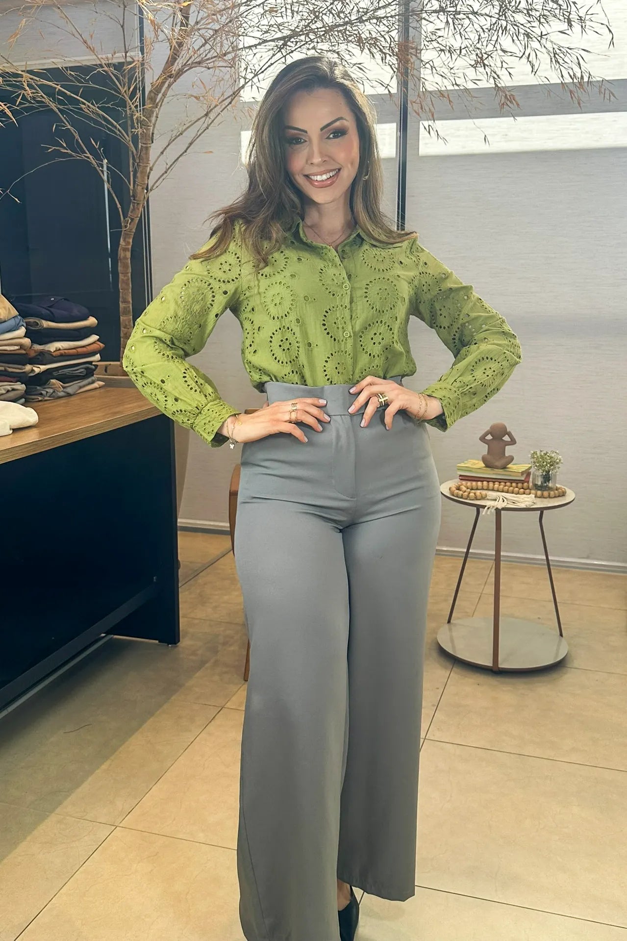 Conjunto: Camisa Manga Longa Em Laise Maia Verde Militar + Calça Pantalona Alfaiataria Mariane Cinza