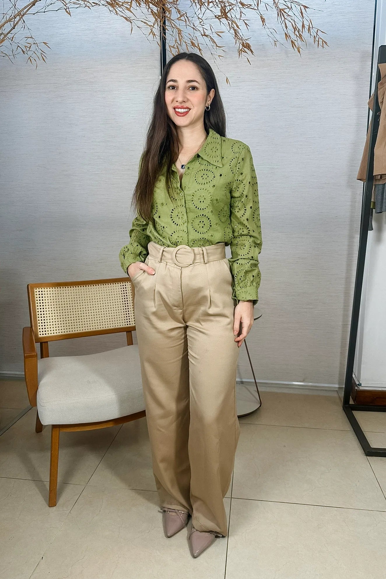 Conjunto: Camisa Manga Longa Em Laise Maia Verde Militar + Calça Corte Reto Detalhe Cinto Priscila Bege