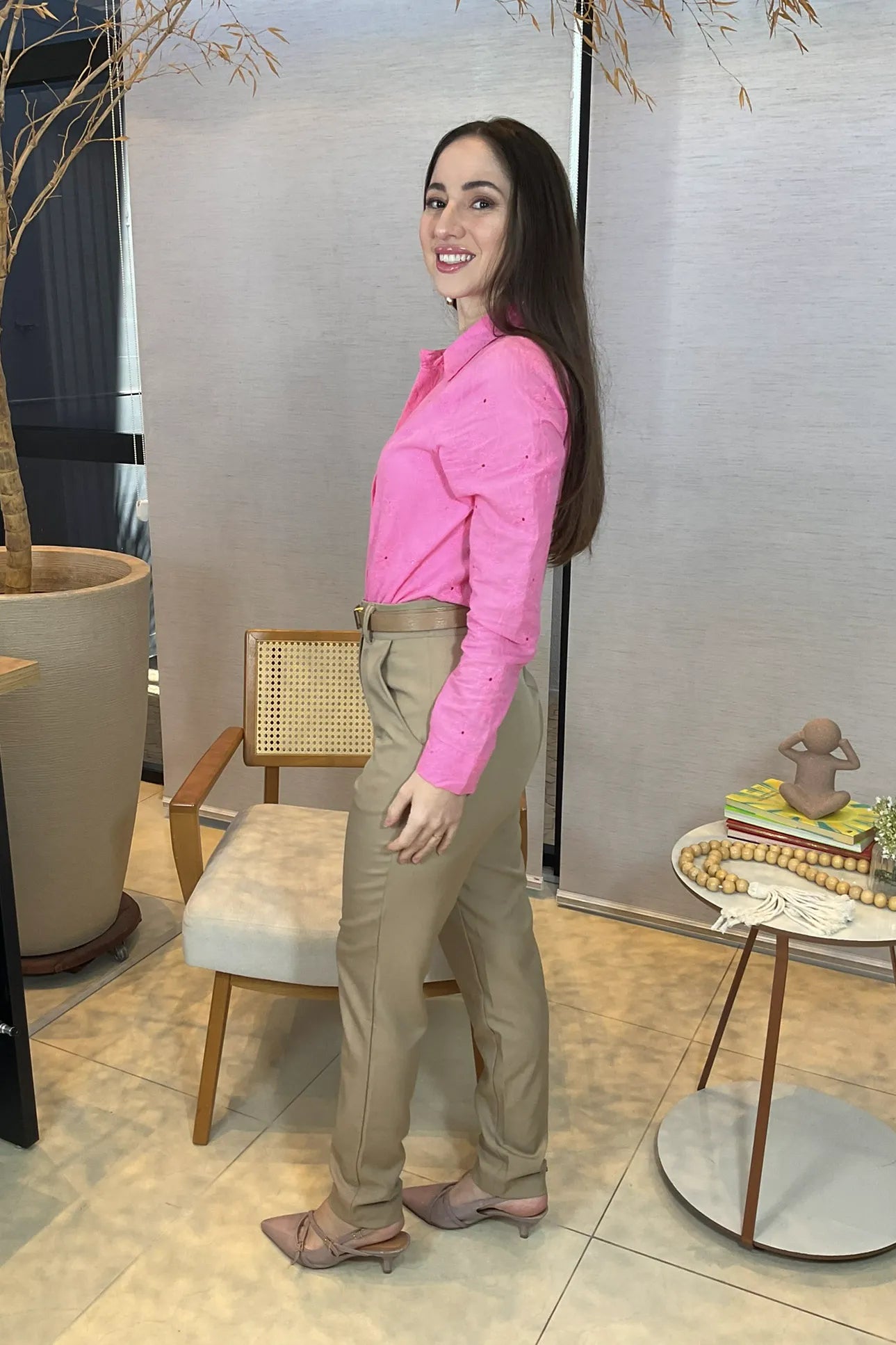 Conjunto: Camisa Em Laise Manga Longa Júlia Rosa + Calça Corte Reto Em Alfaiataria Lisse Alicia Bege