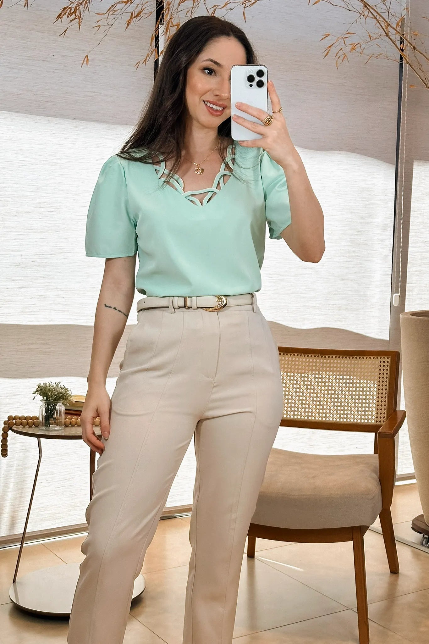 Conjunto: Blusa Manga Curta Detalhe Decote Crepe Classic Carolina Ciano + Calça Corte Reto Detalhe Botão Encapado Em Crepe Milano Maria Creme