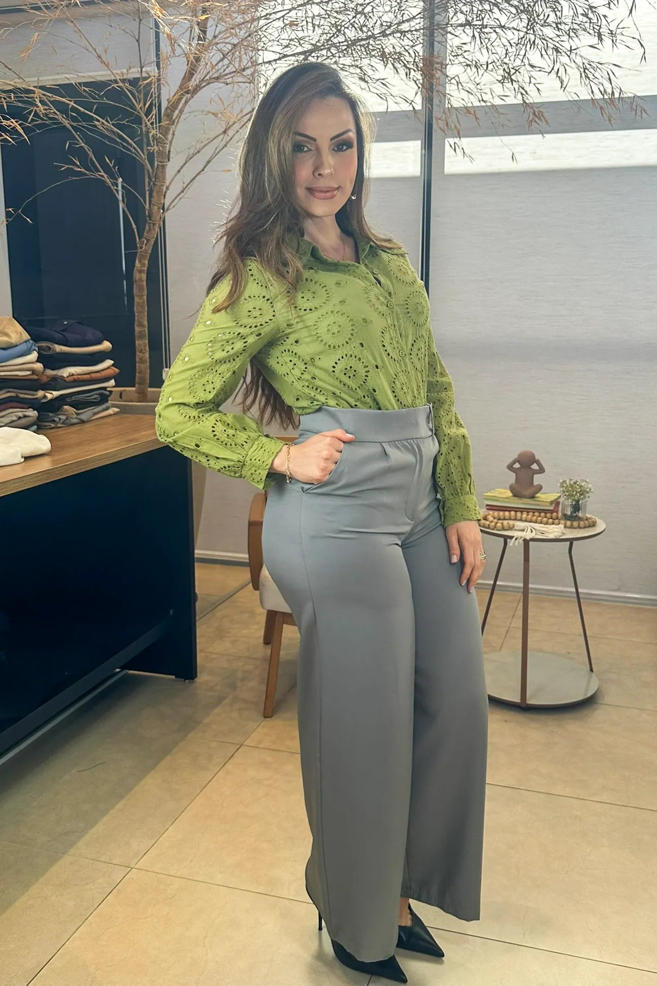 Conjunto: Camisa Manga Longa Em Laise Maia Verde Militar + Calça Pantalona Alfaiataria Mariane Cinza