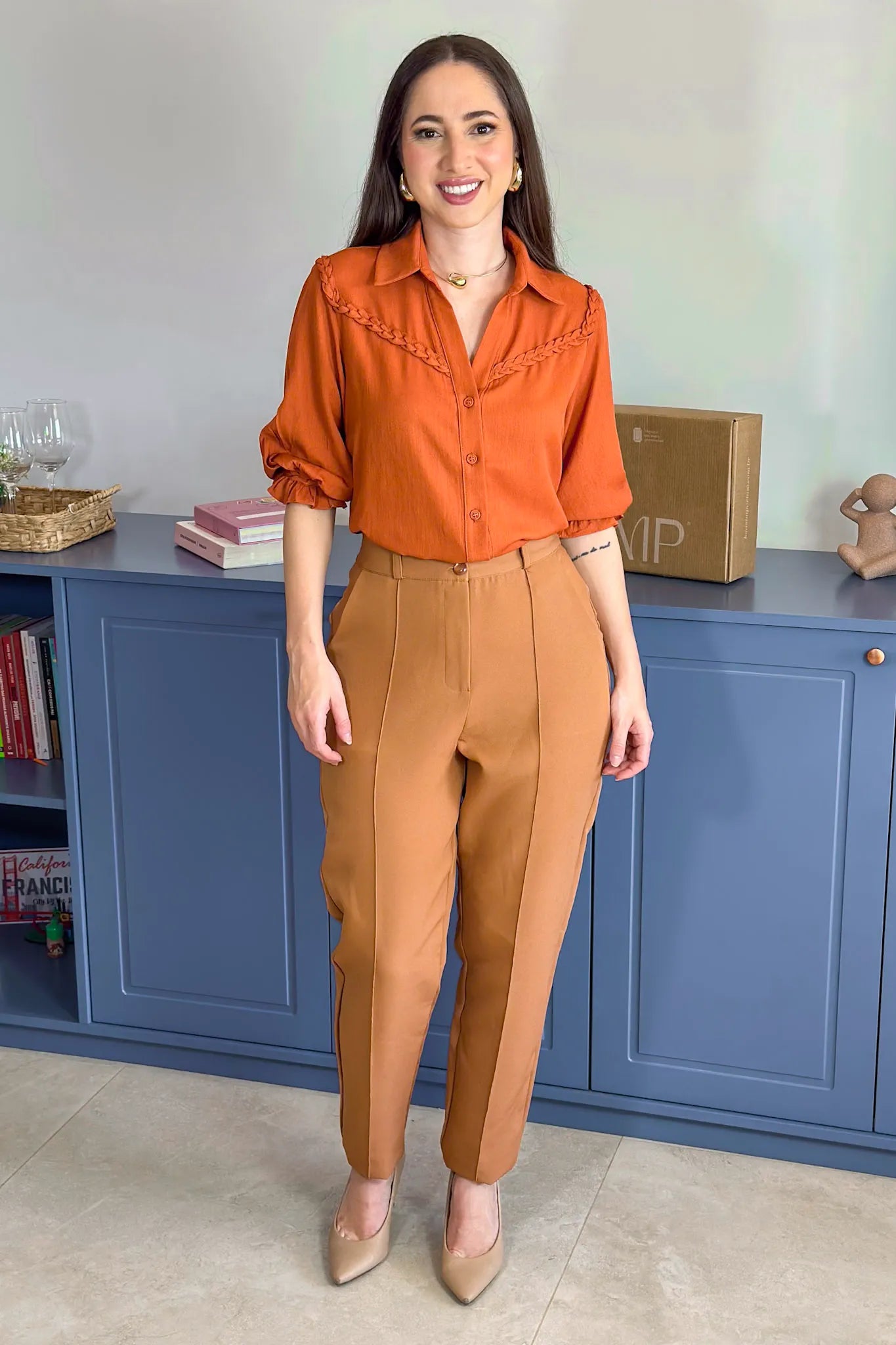 Conjunto: Blusa Manga 3/4 Visco Soft Detalhe Trançado Elenir Terracota + Calça Corte Reto Alfaiataria Botão Duplo Pietra Marrom