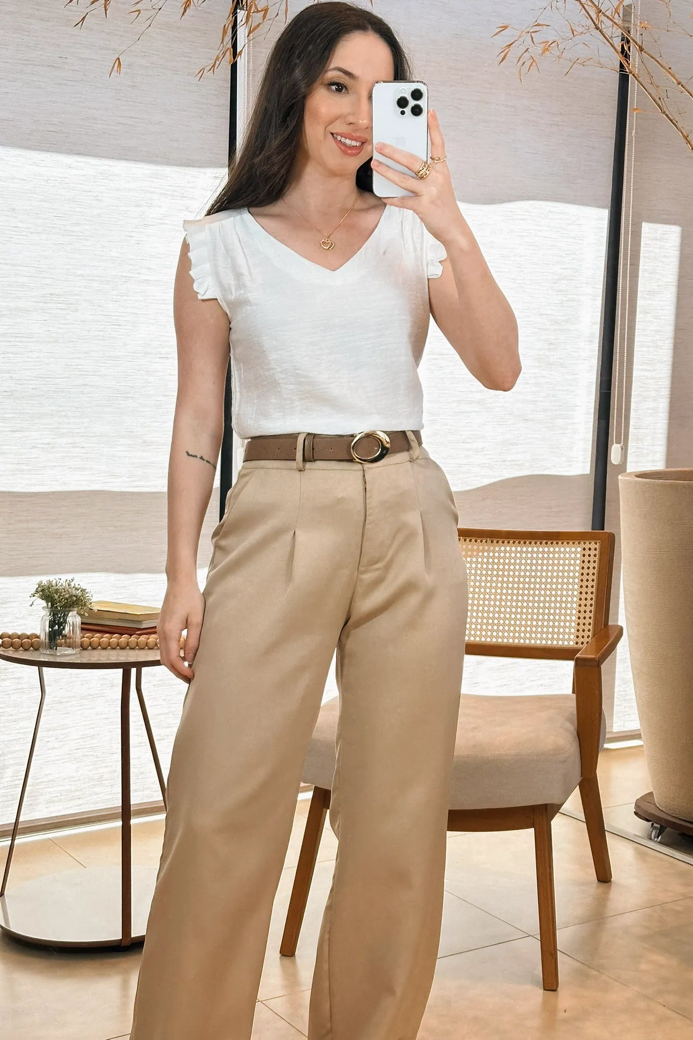 Conjunto: Blusa Regata Babados Decote "V" Em Viscolisse Joice Branca + Calça Corte Reto Detalhe Cinto Priscila Bege