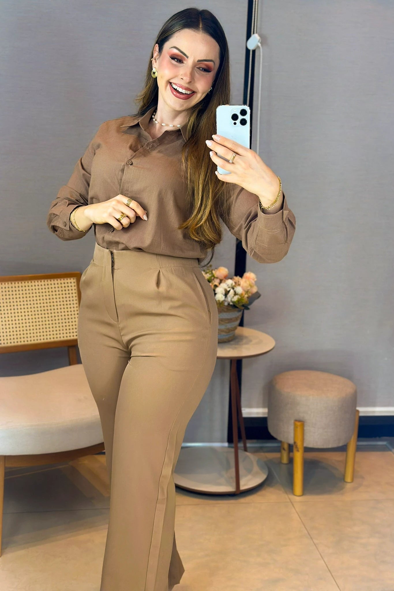 Conjunto: Camisa Manga Longa em Visco Rustic com Botões Jordana Marrom + Calça Corte Reto em Alfaiataria com Detalhe em Pregas Selena Marrom Claro