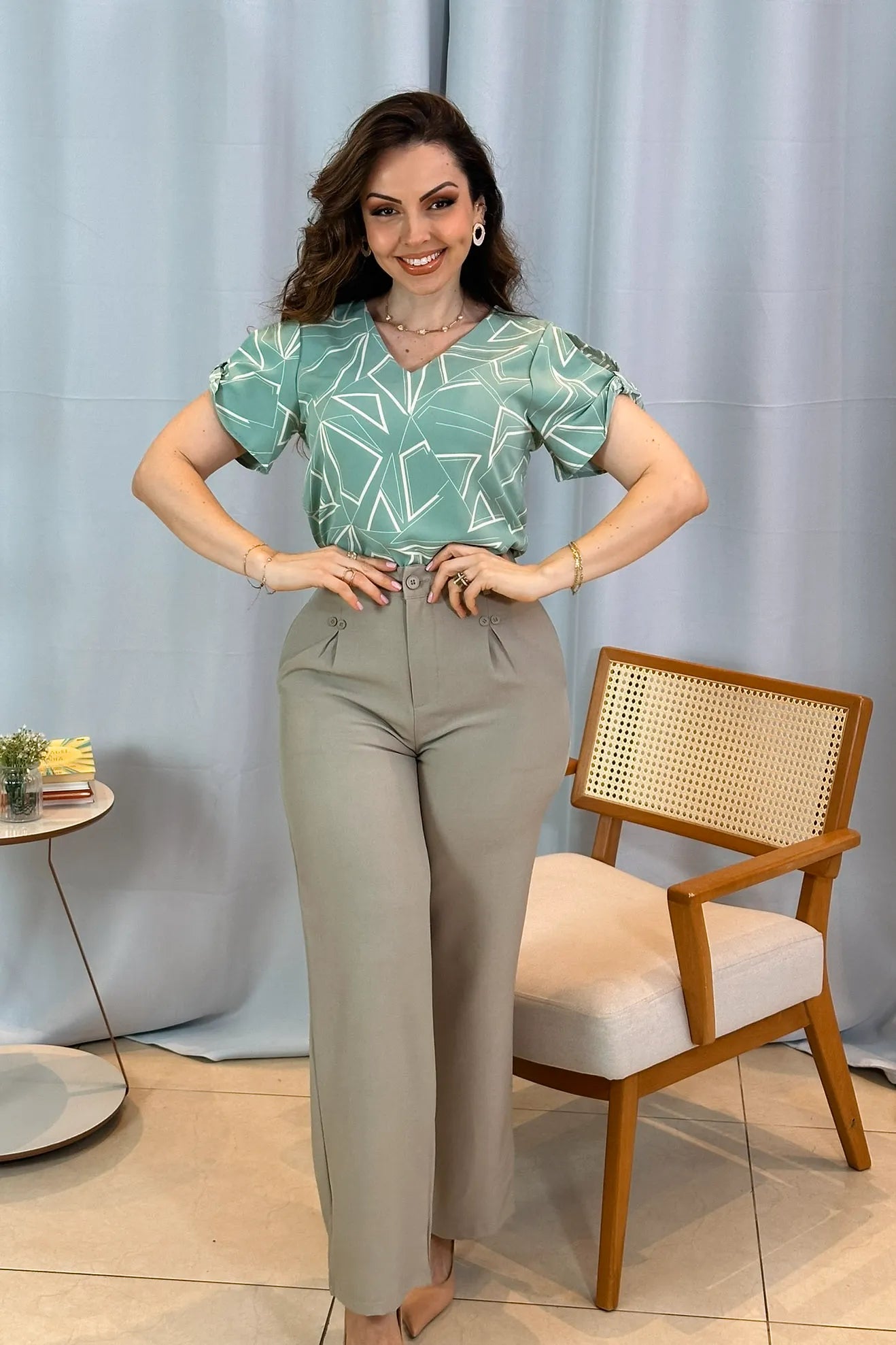 Conjunto: Blusa Manga Curta Decote "V" Crepe Classic Margot Estampada Verde + Calça Pantalona Detalhe Botões Crepe Alfaiataria Larissa Verde