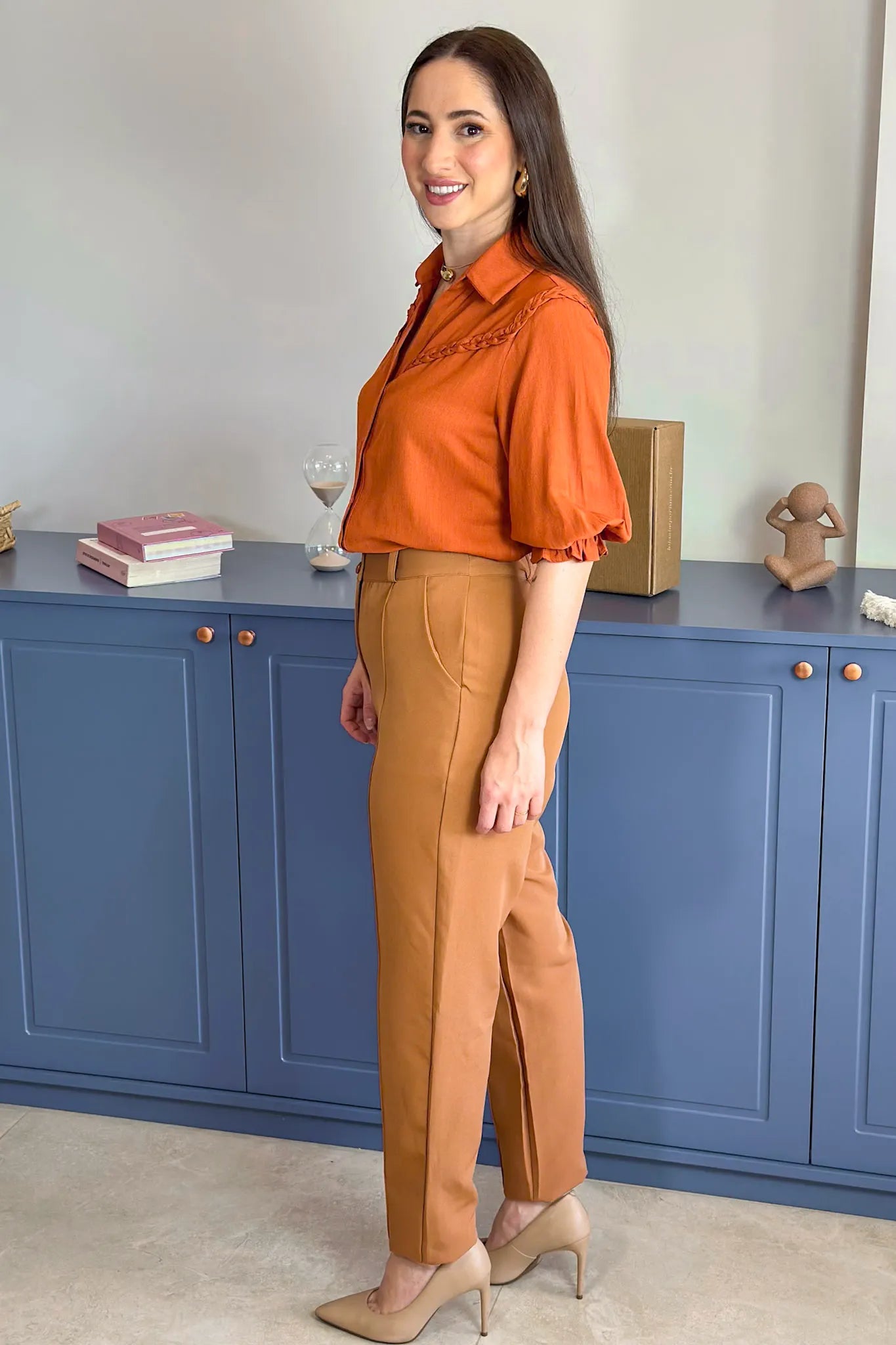 Conjunto: Blusa Manga 3/4 Visco Soft Detalhe Trançado Elenir Terracota + Calça Corte Reto Alfaiataria Botão Duplo Pietra Marrom