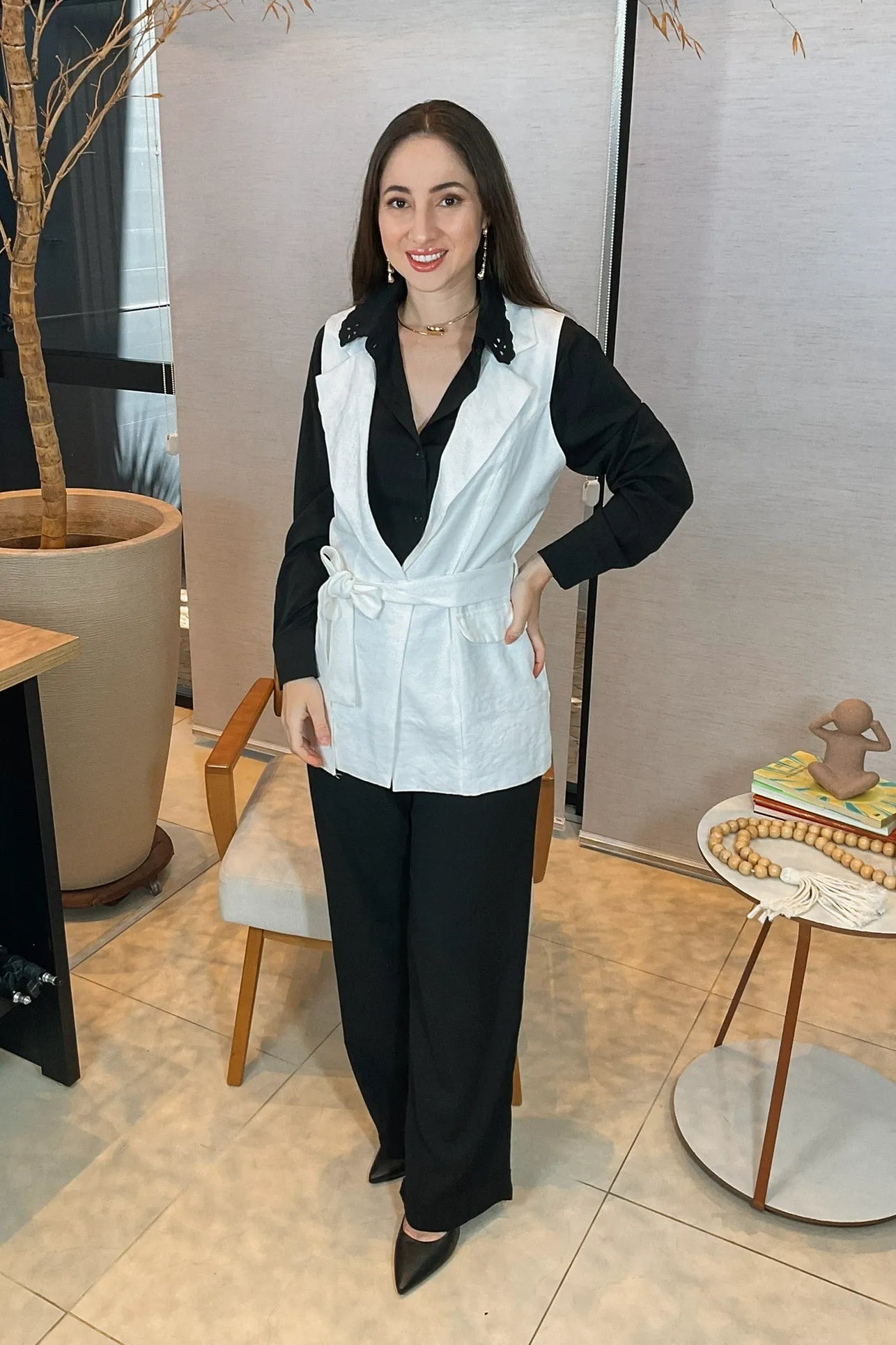 Conjunto: Camisa Manga Longa Detalhe Bordado Gola Clara Preta + Calça Pantalona Alfaiataria Lavínia Preta + Colete Em Alfaiataria Camile Branco