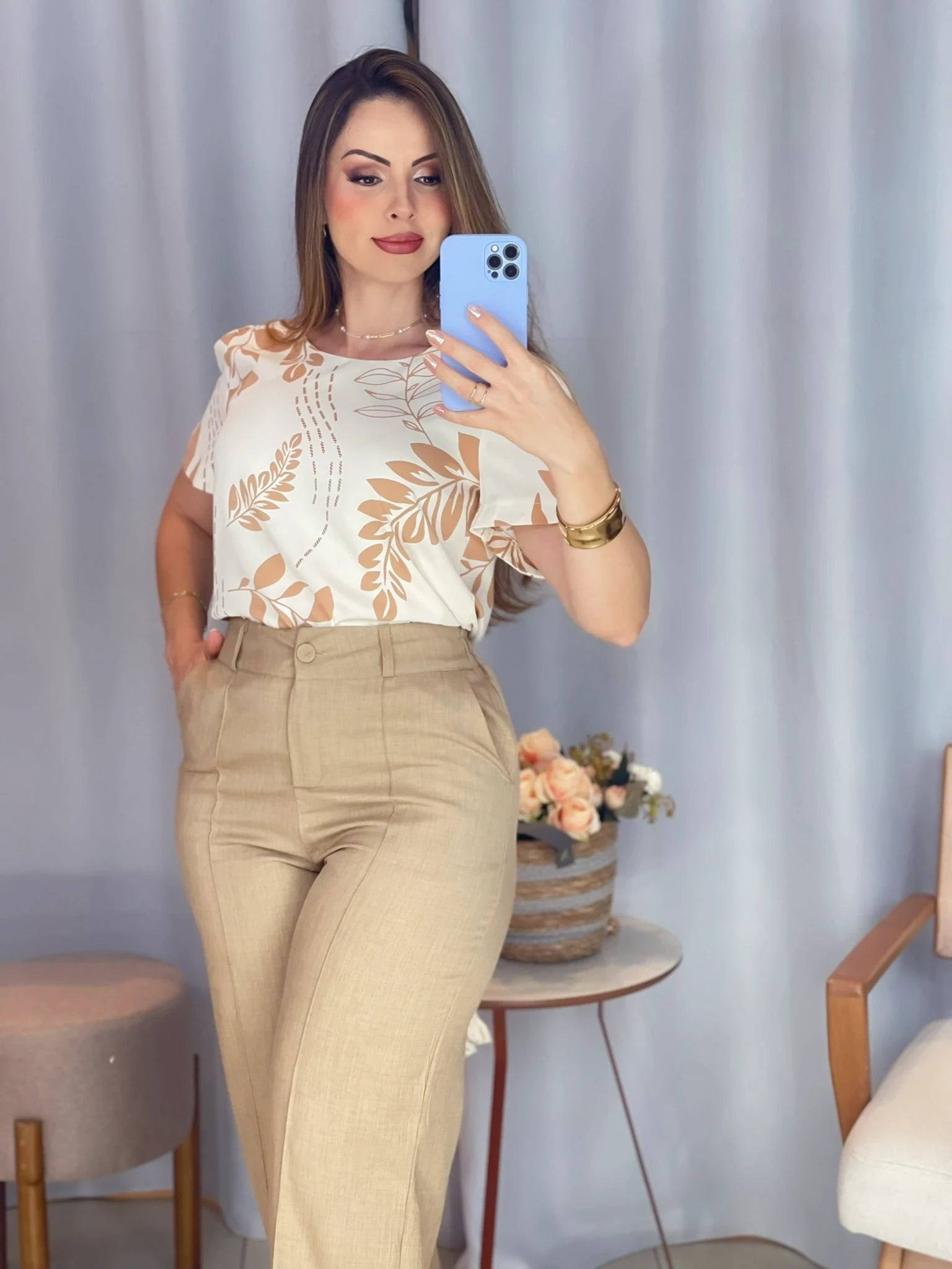 Conjunto: Blusa Manga Curta Fecho em Botão Estampada Crepe Classic Claudete Marrom + Calça Corte Reto Cotton Alfaiataria Lisse Detalhe em Friso Ariane Bege