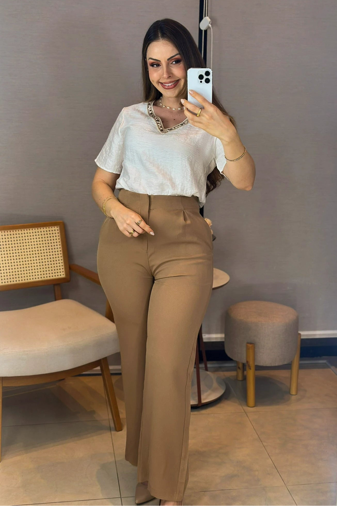 Conjunto: Blusa Manga Curta Decote em "V" em Visco Mix Bordado com Pedraria Leandra Off White + Calça Corte Reto em Alfaiataria com Detalhe em Pregas Selena Marrom Claro