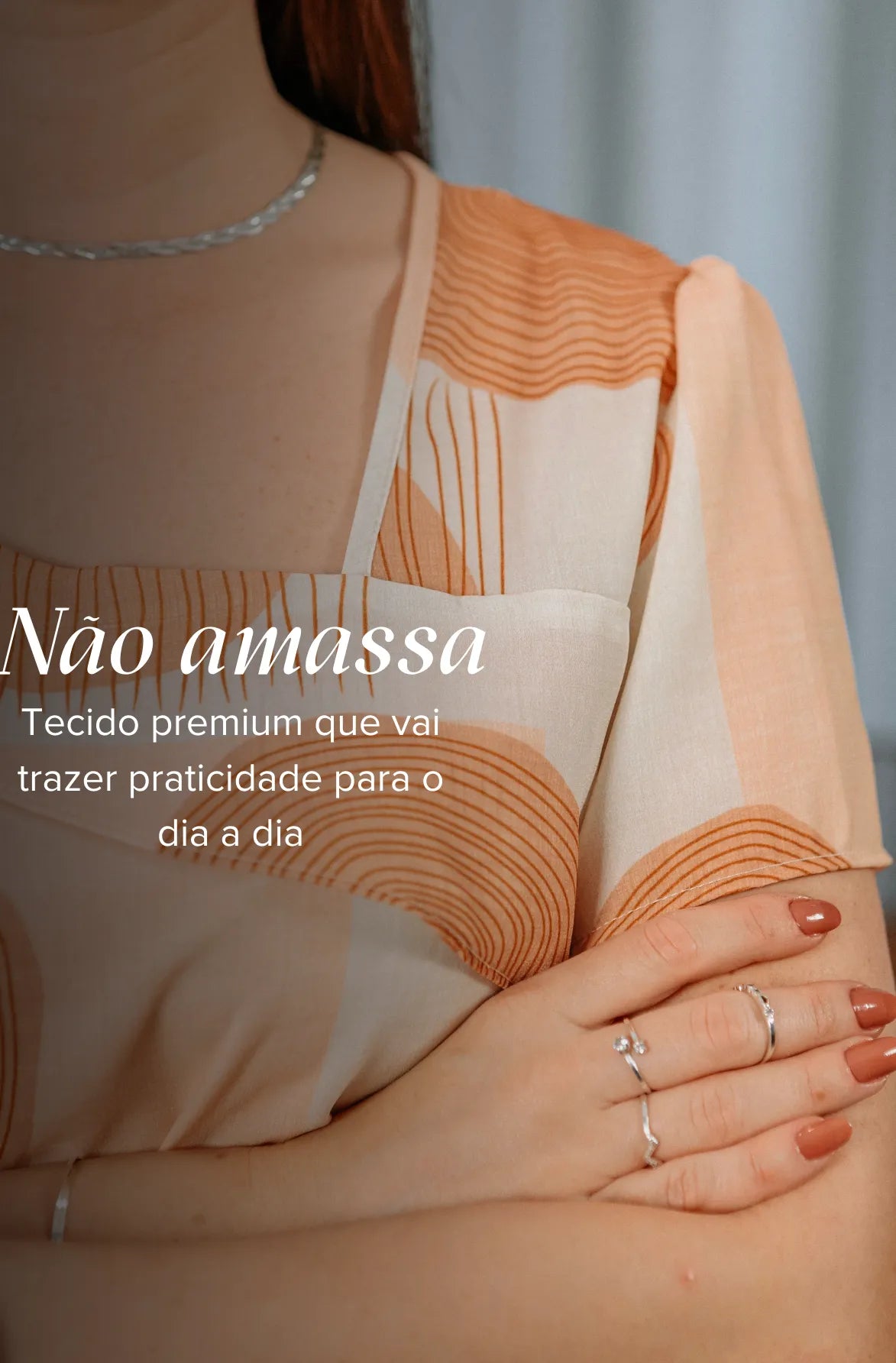 Blusa Manga Curta Tendência Crepe Detalhe Colo Glória Pires Estampada Bege