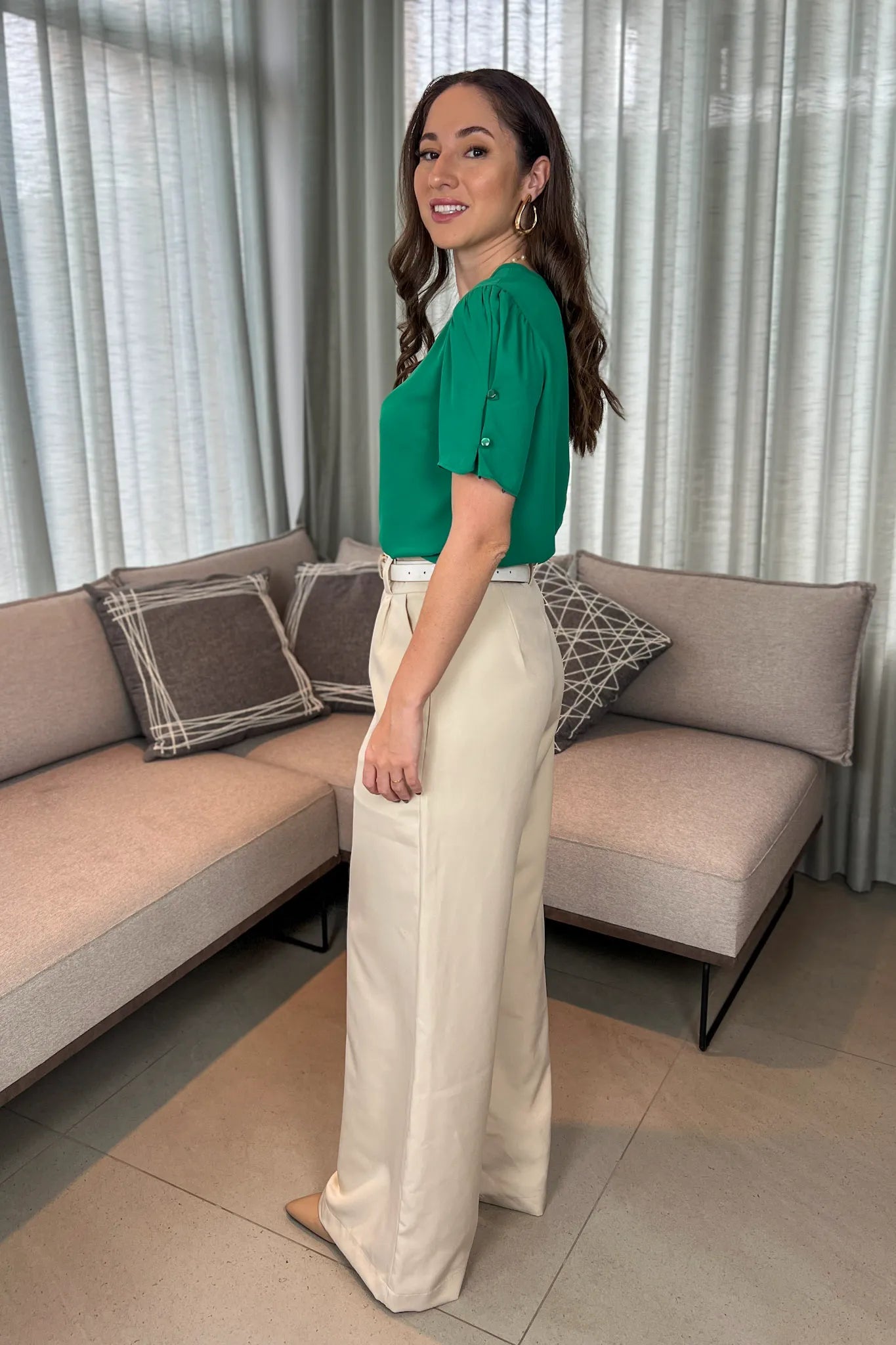 Conjunto: Blusa Manga Curta Detalhe Botões Karen Verde Bandeira + Calça Pantalona Detalhe Passador Marina Creme