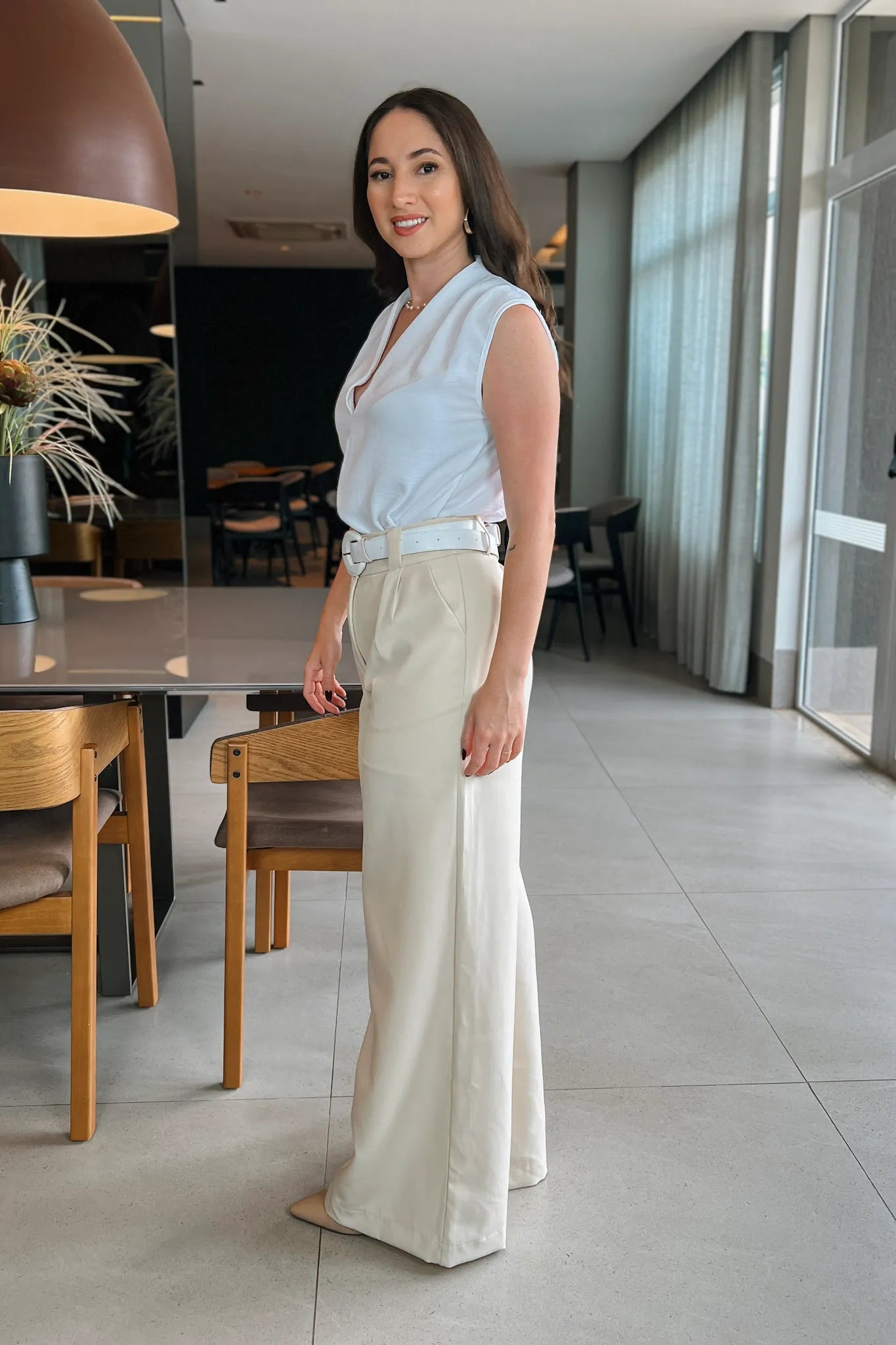 Conjunto: Blusa Textura Regata Decote "V" Tatiana Branca + Calça Pantalona Detalhe Passador Marina Creme