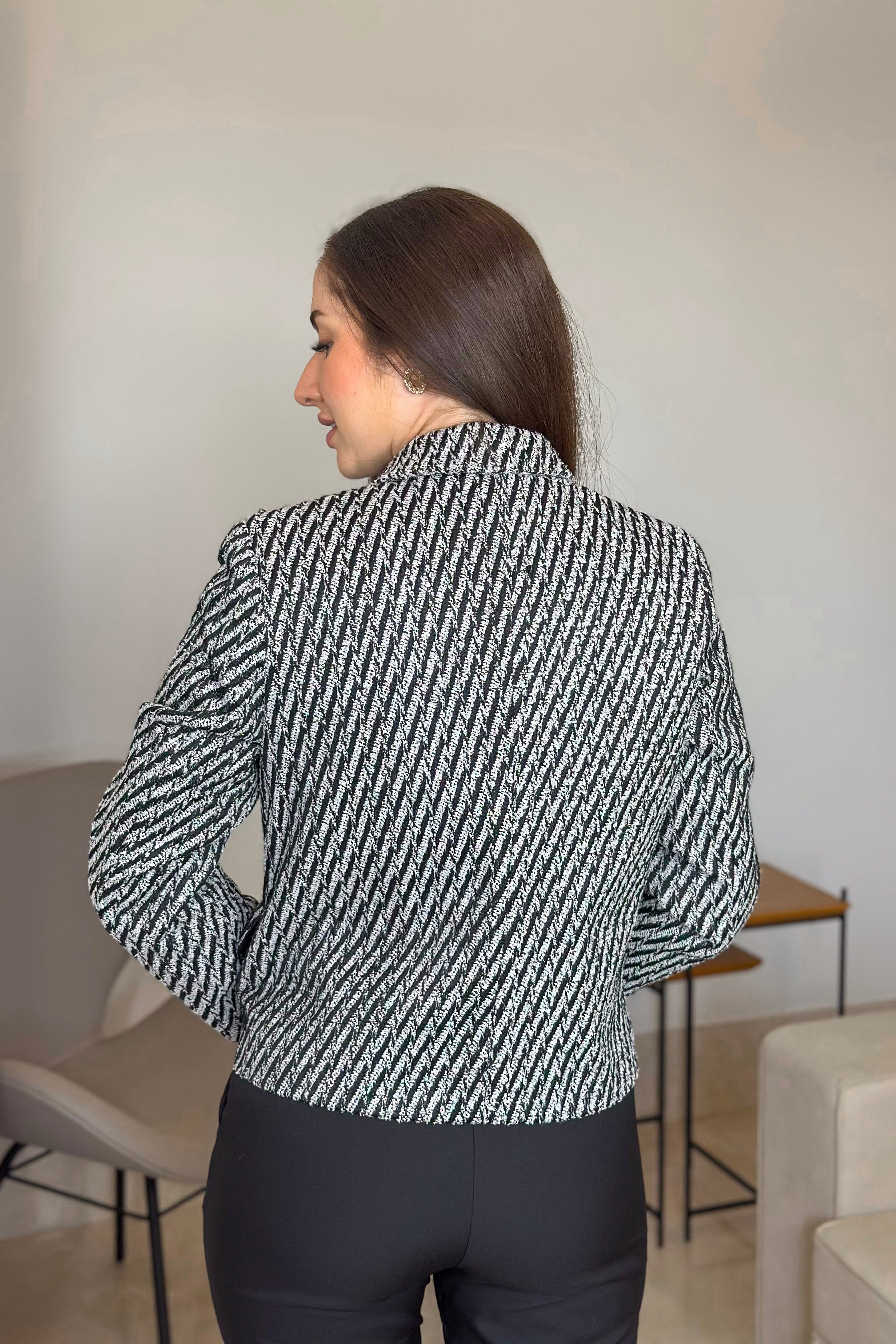 Casaco Clássico Em Chevron Madalena Estampado Preto