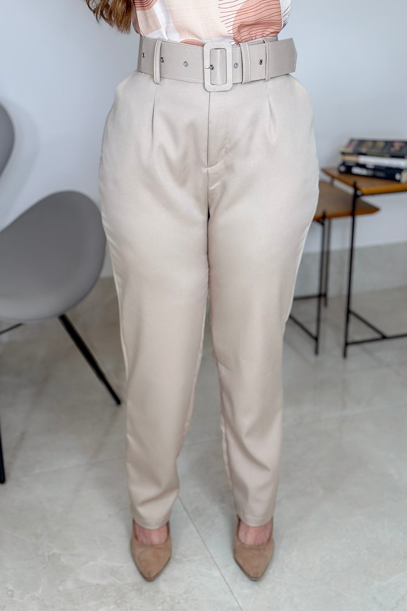 Calça Cenoura Cinto Encapado Bege