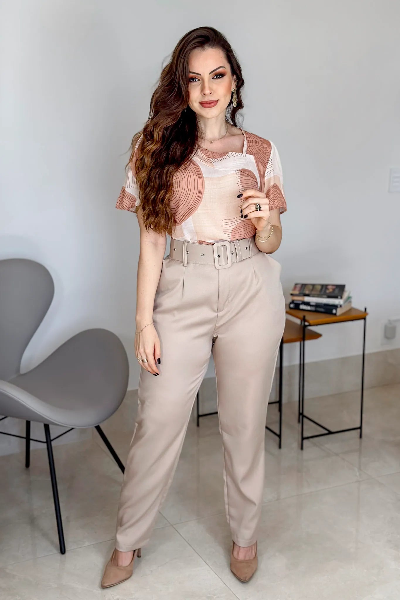 Conjunto: Blusa Manga Curta Tendência Crepe Detalhe Colo Glória Pires Estampada Bege + Calça Cenoura Cinto Encapado Bege