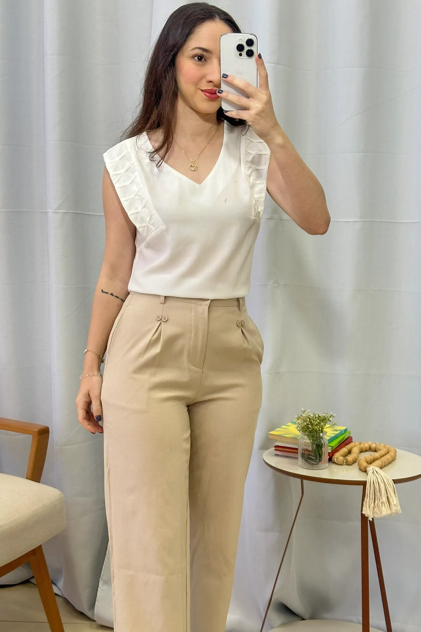 Conjunto: Blusa Regata Decote "V" Franzido Ombros Polivisco Fátima Bernardes Branca + Calça Pantalona Detalhe Botões Crepe Alfaiataria Larissa Bege