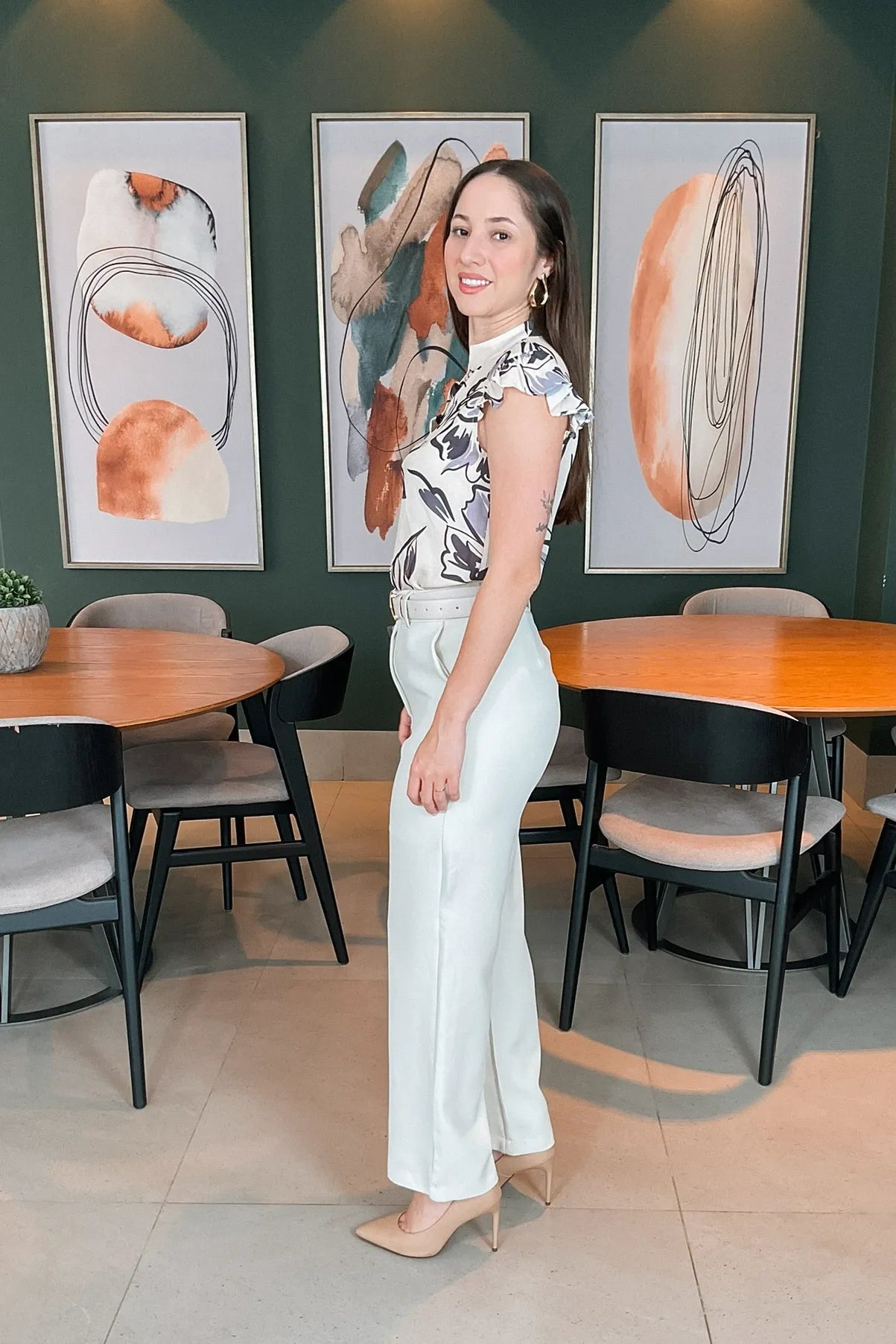 Conjunto: Blusa Decote "V" Babados Manga Taina Estampada Creme + Calça Pantalona Corte Reto Maitê Bege
