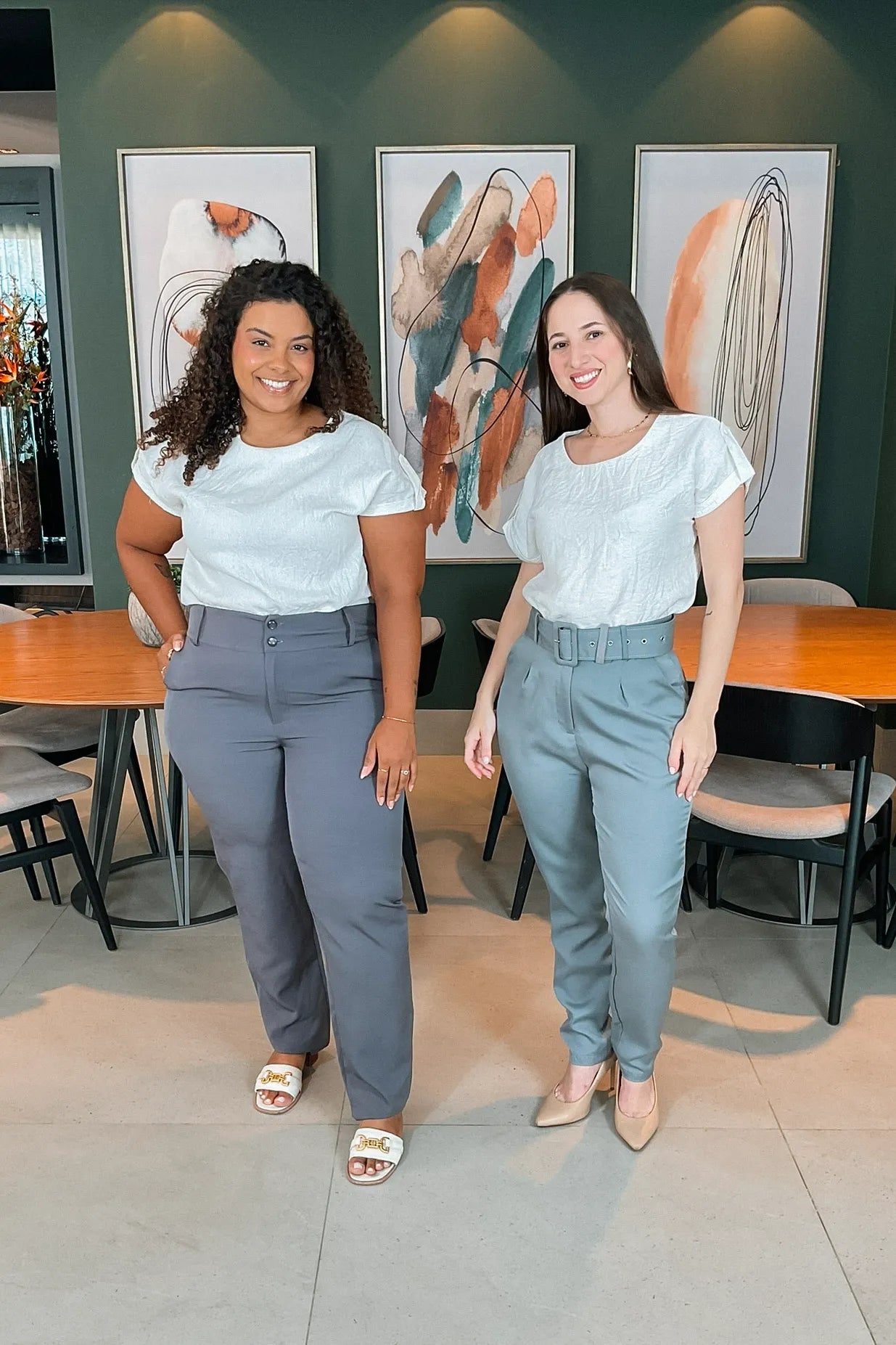 Conjunto: Blusa Manga Curta Crepe Soft Detalhe Manga Fernanda Creme + Calça Cenoura Cinto Encapado Cinza