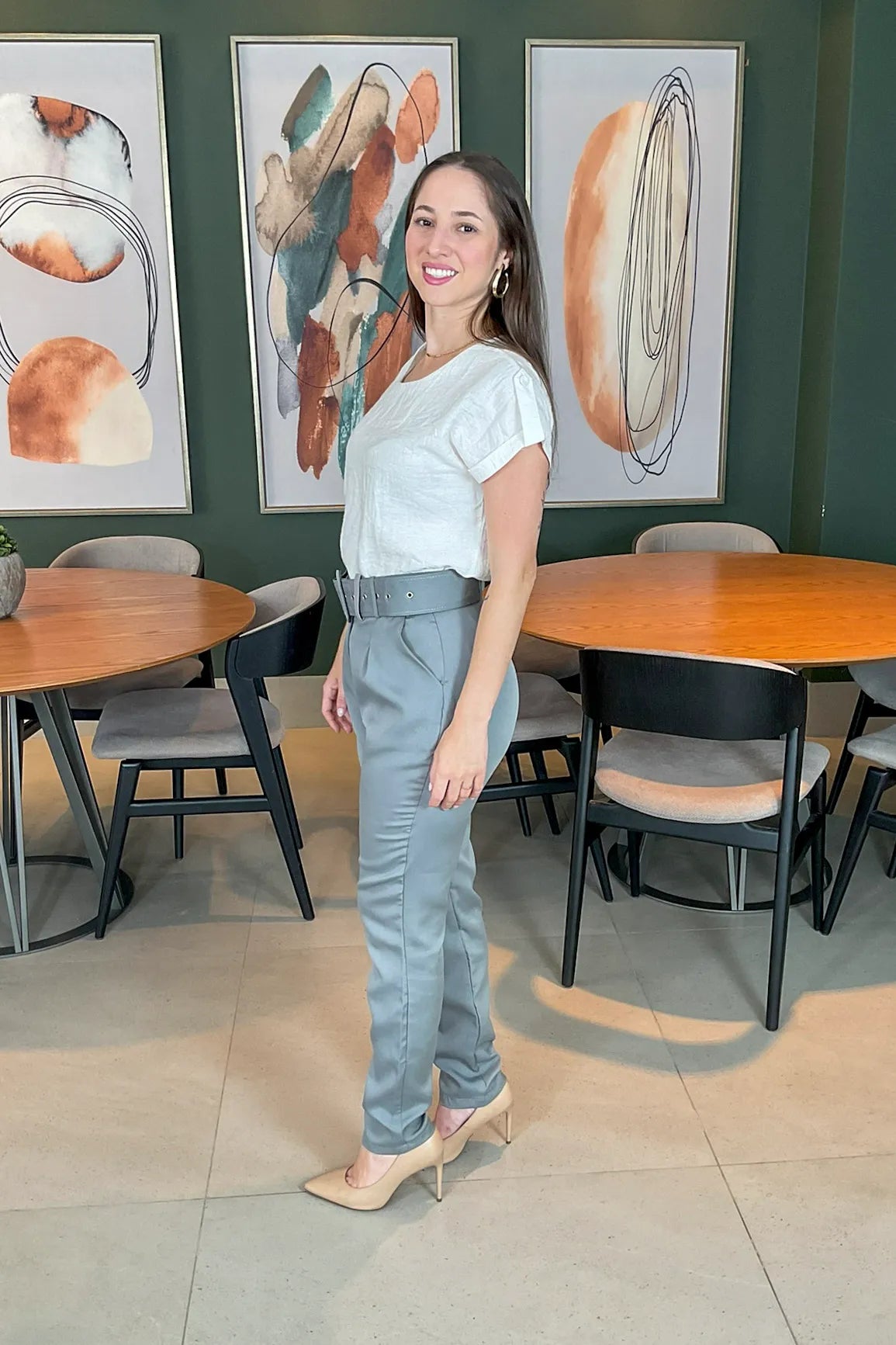 Conjunto: Blusa Manga Curta Crepe Soft Detalhe Manga Fernanda Creme + Calça Cenoura Cinto Encapado Cinza