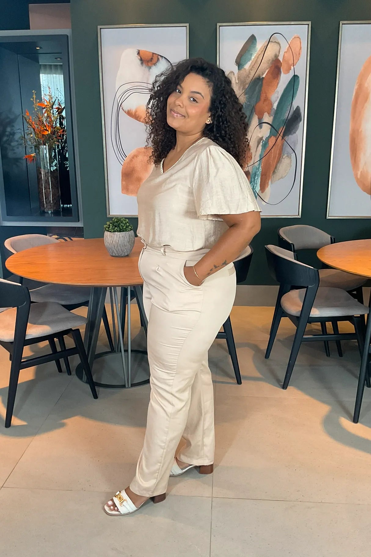 Conjunto: Blusa Manga Curta Visco Acetinado Decote "V" Detalhe Gola Plus Size Cassia Bege + Calça Cenoura Cinto Encapado Bege