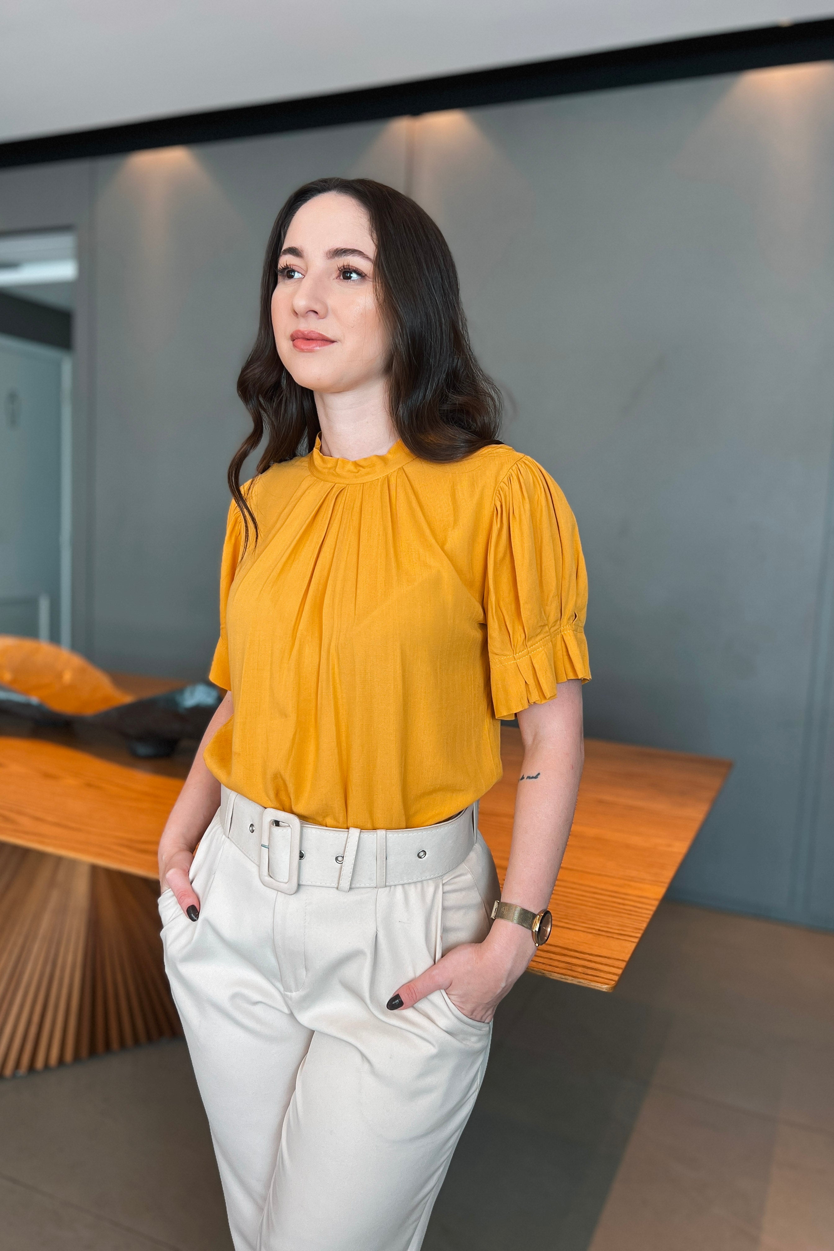 Blusa Manga Curta Plissada Viscose Juliana Mostarda