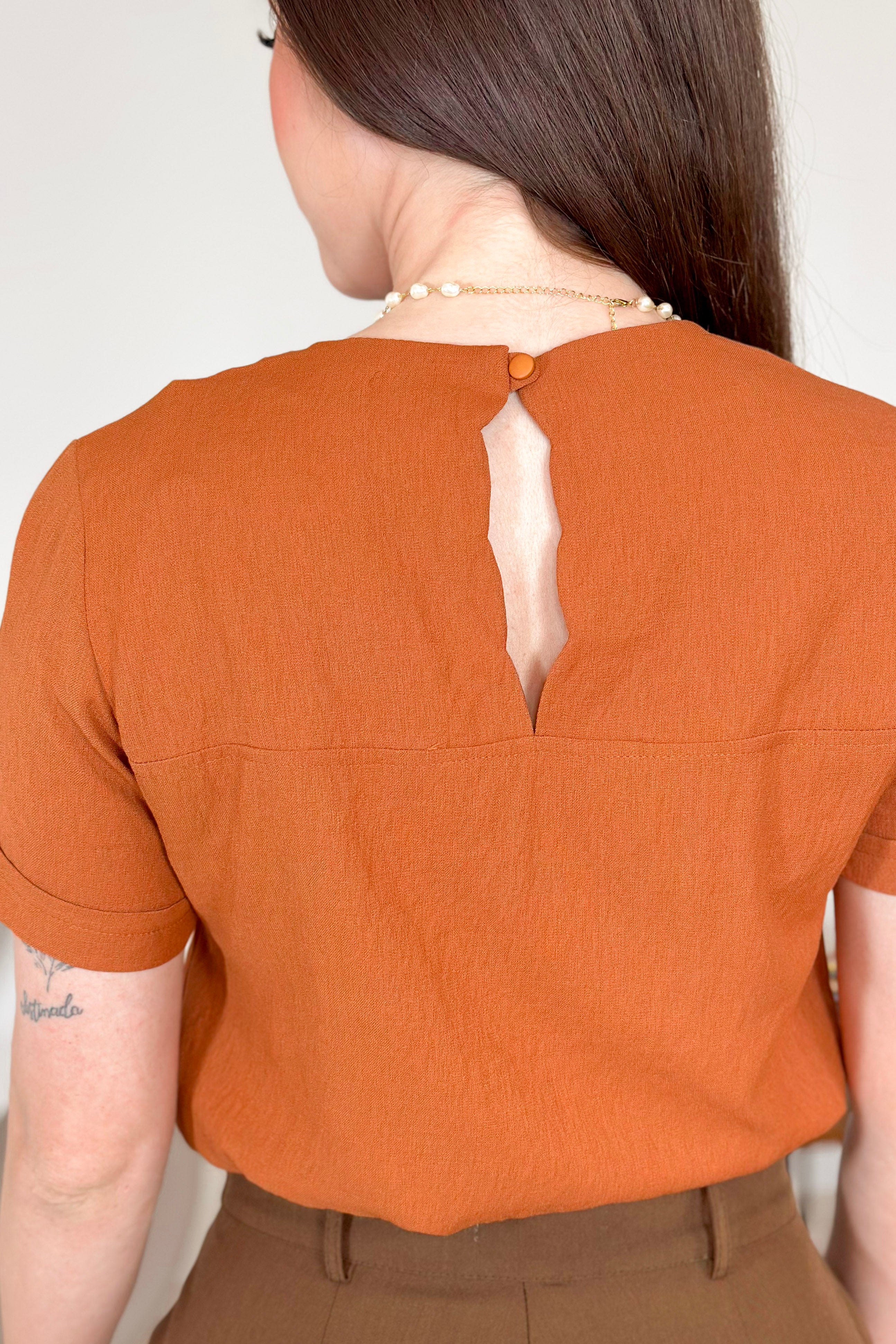 Blusa Manga Curta Em Visco Soft Recorte Costa Detalhe Ondulado Julieta Terracota