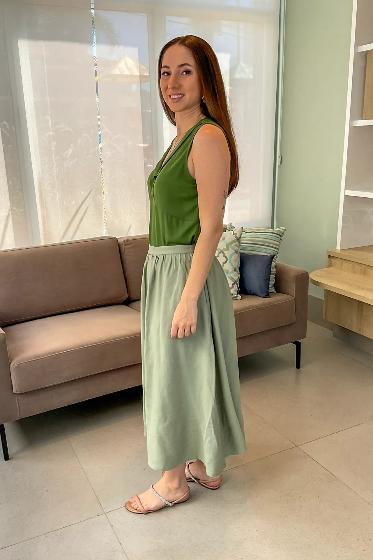 Conjunto: Blusa Regata New Crepe Decote "V" Thalia Verde Militar + Saia Midi Samanta Verde