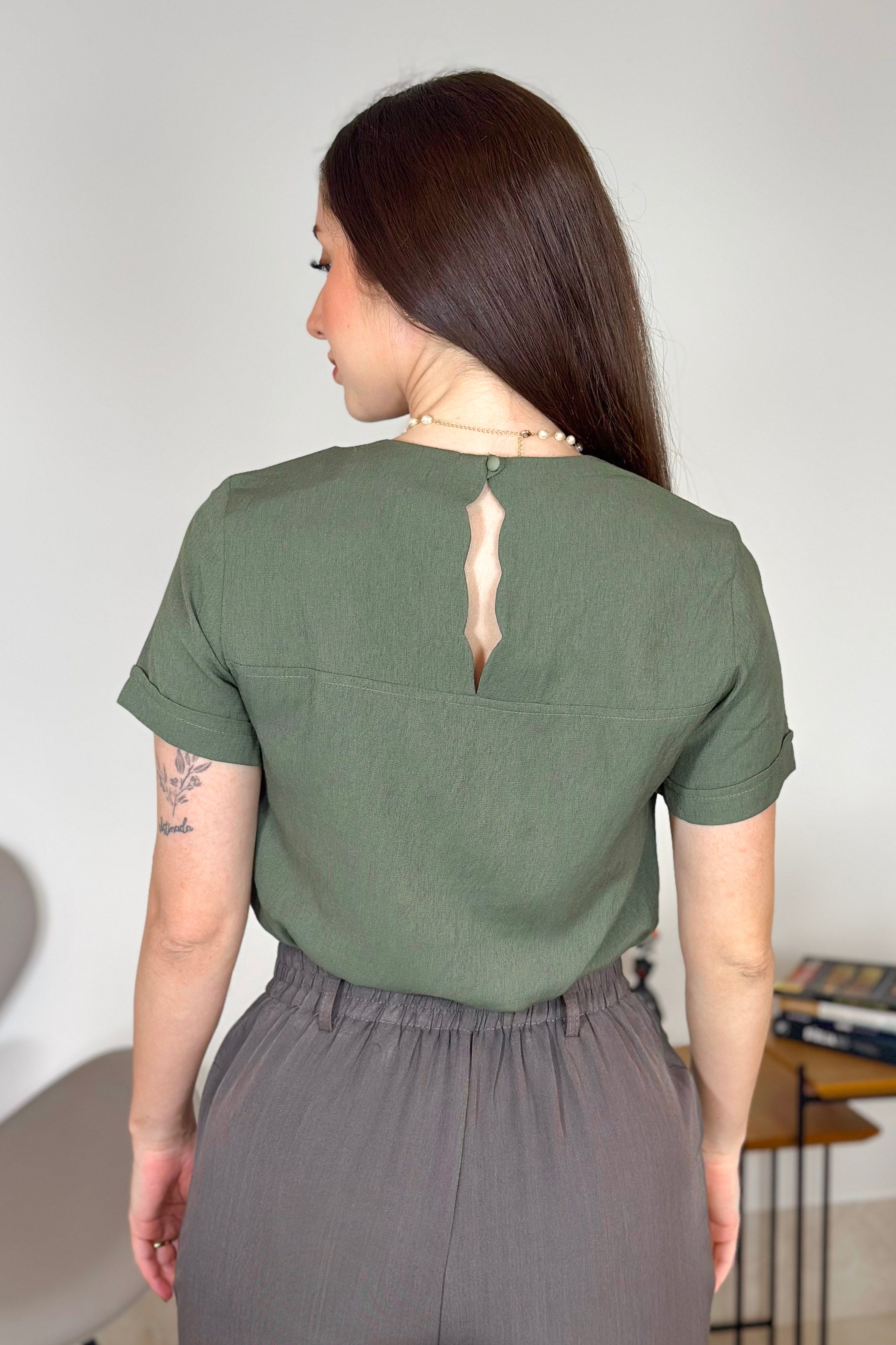 Blusa Manga Curta Em Visco Soft Recorte Costa Detalhe Ondulado Julieta Verde Militar